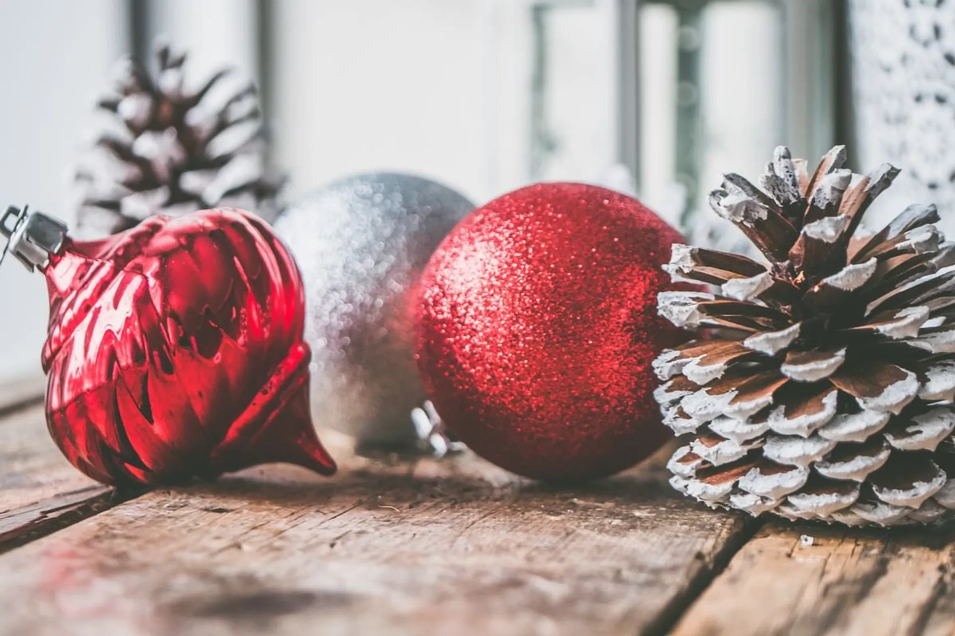 5 stores to buy cheap Christmas decorations