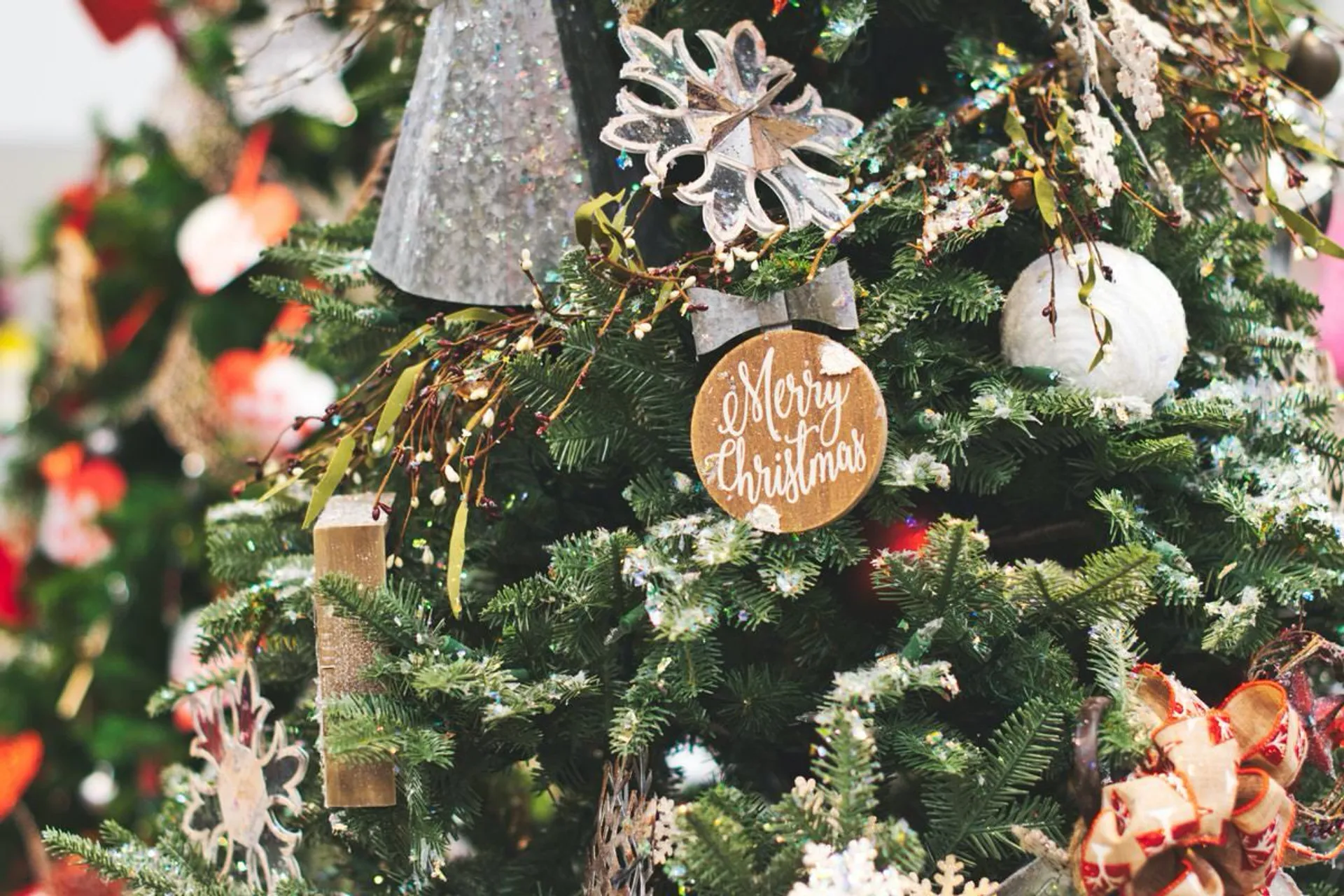 Top 5 stores to buy Christmas decorations 