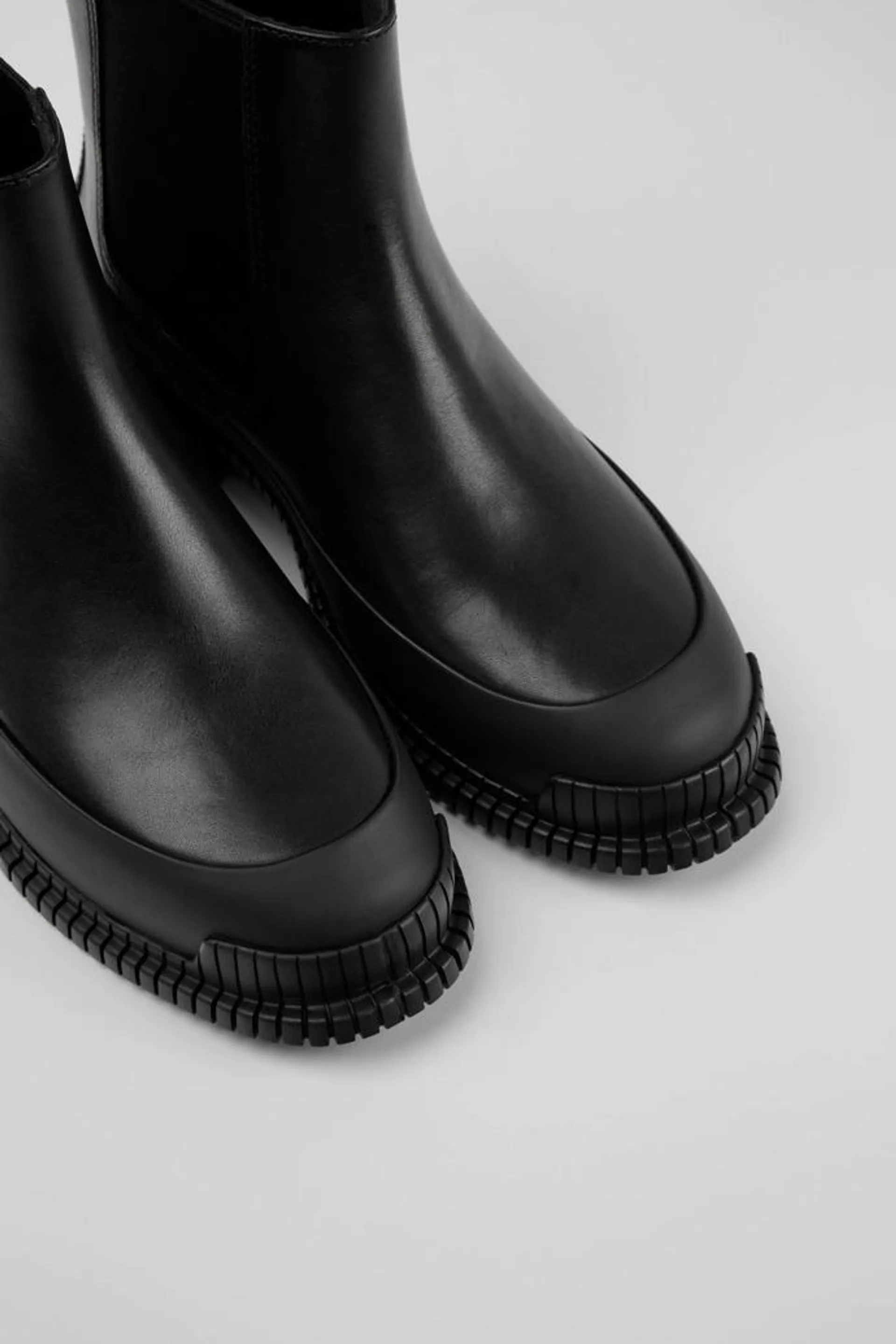 Bota Chelsea de piel negra para mujer