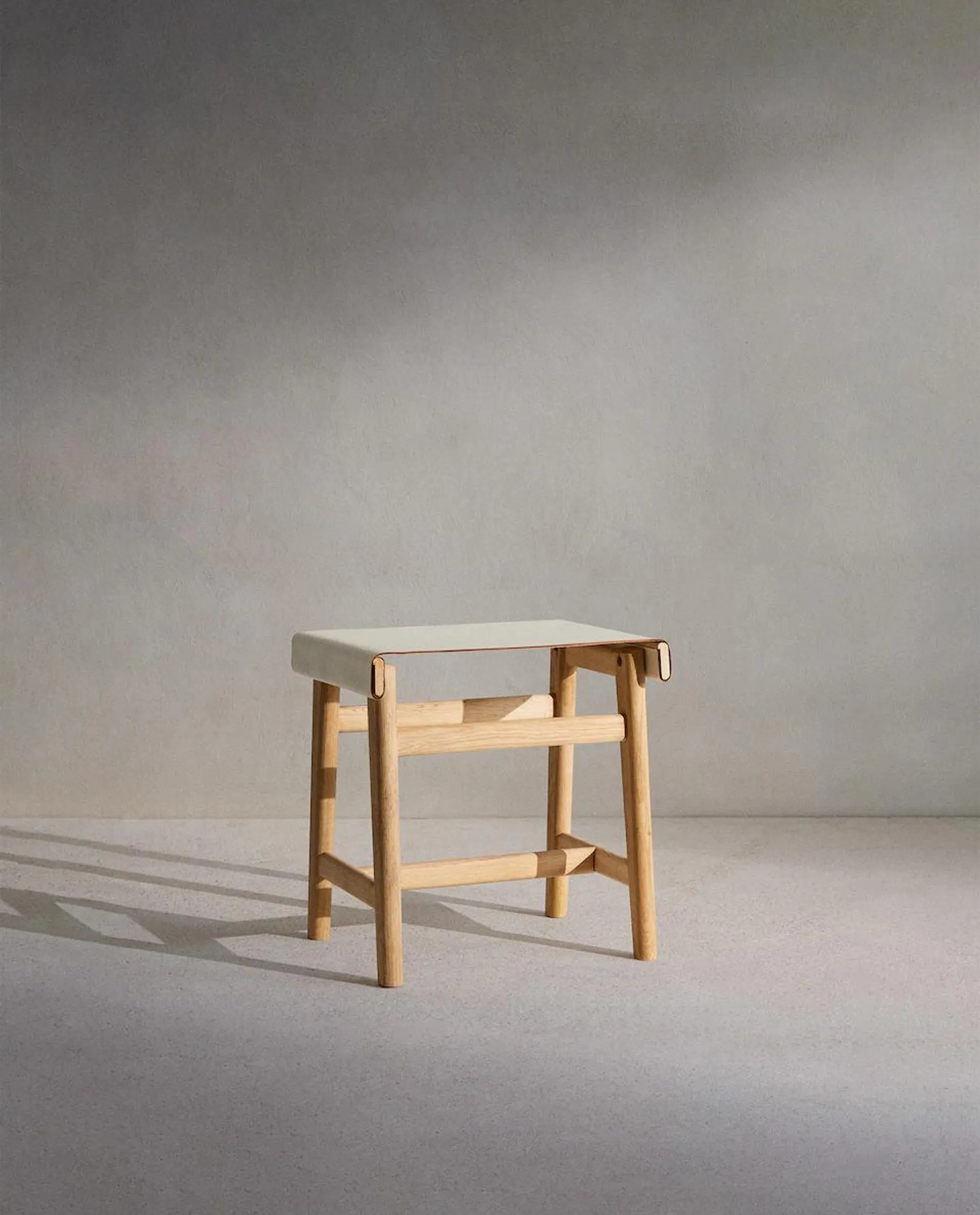 STOOL 01