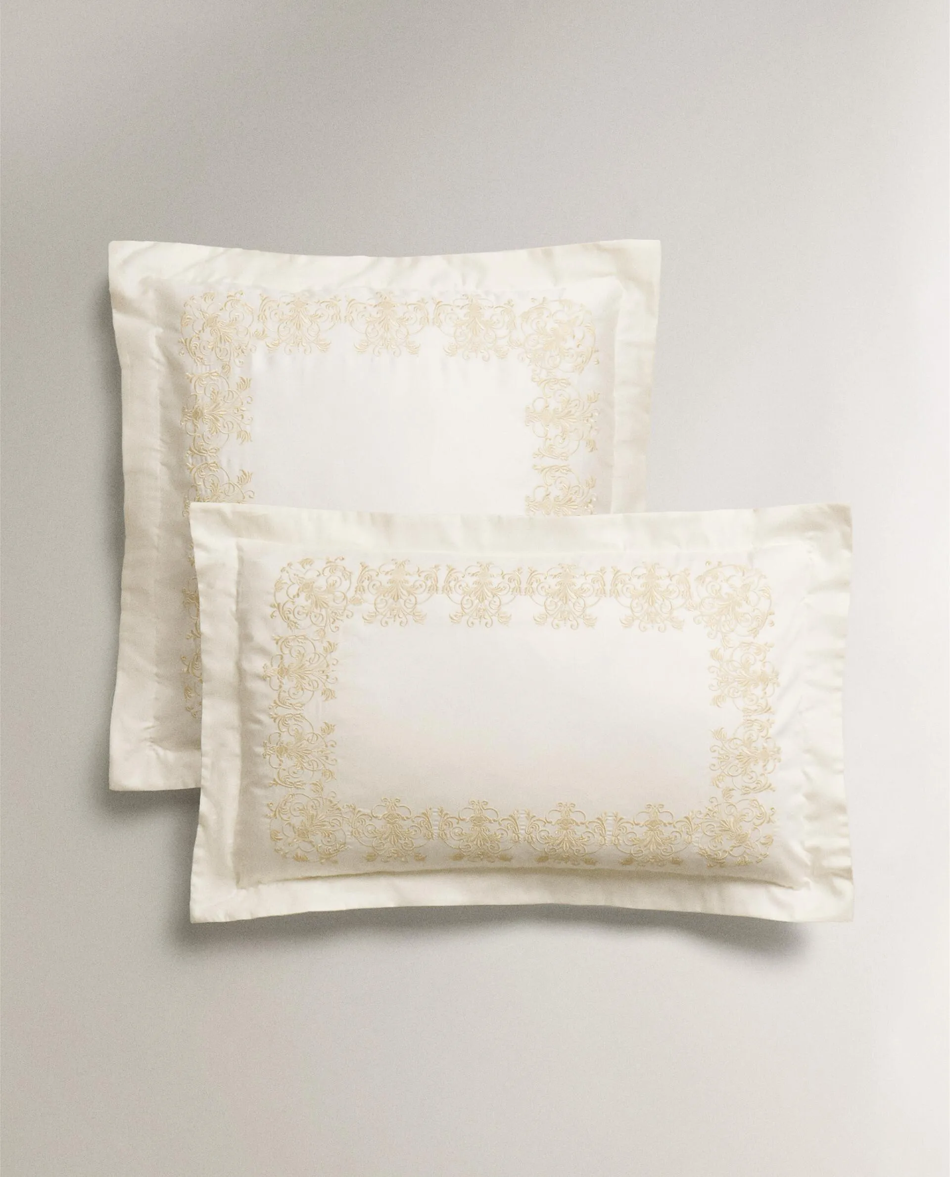 PILLOWCASE WITH DECORATIVE EMBROIDERY