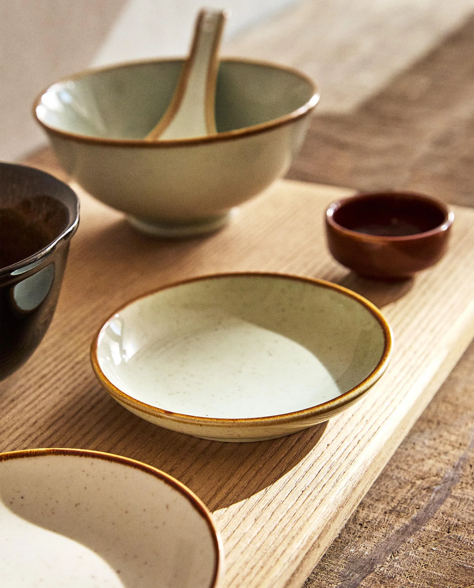 PORCELAIN SOY SAUCE BOWL WITH ANTIQUE FINISH RIM