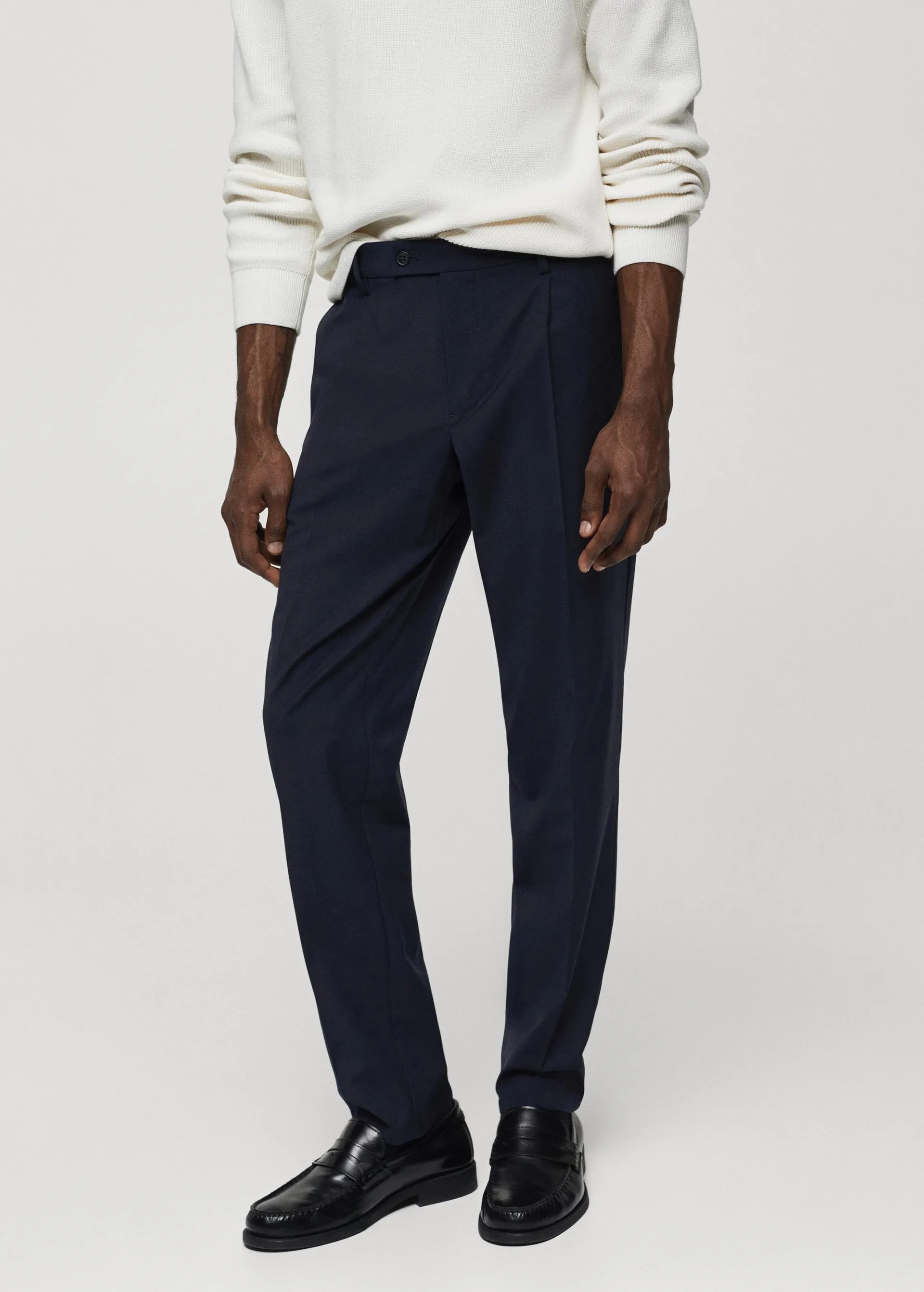 Cold wool trousers with pleat detail