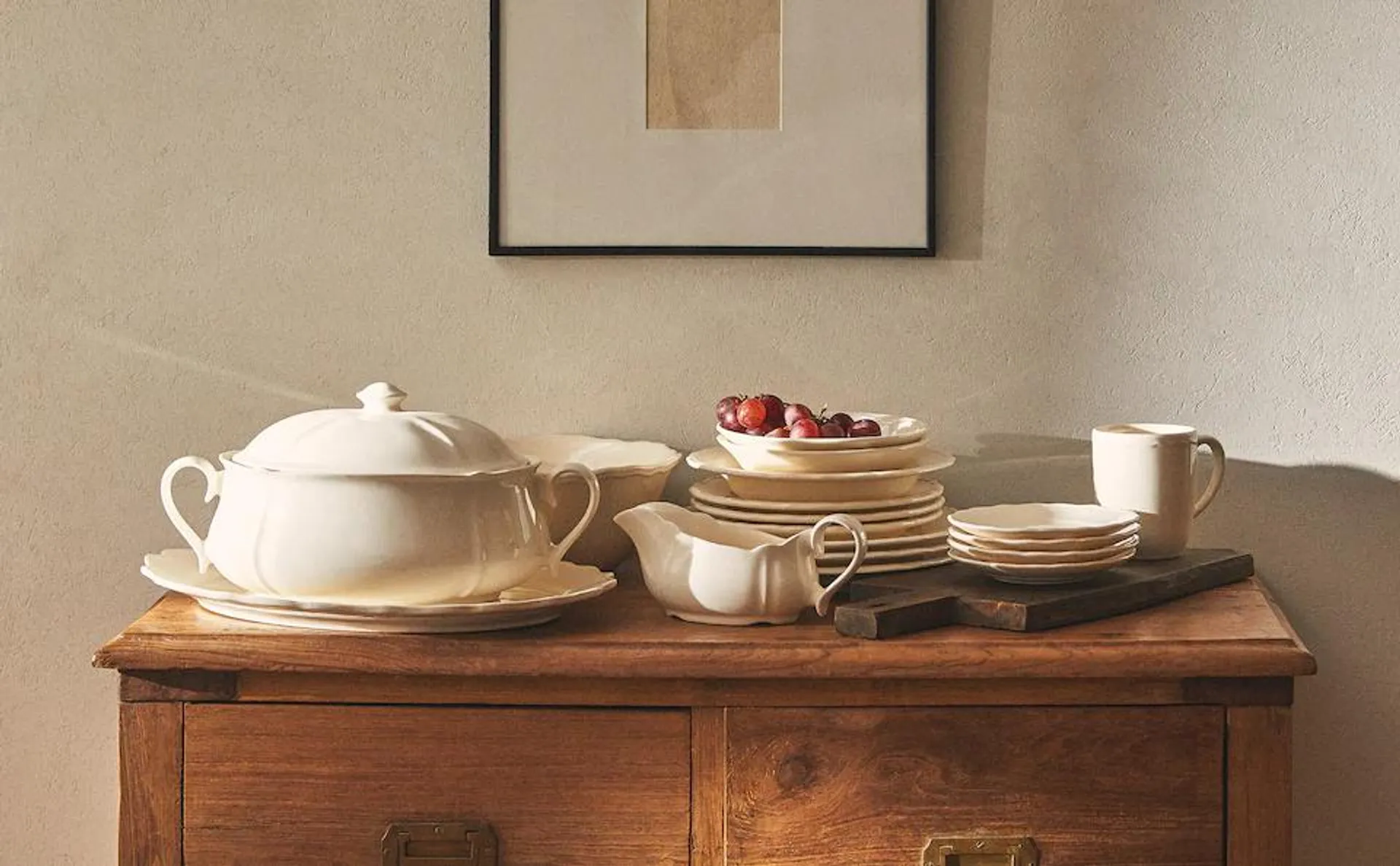 EARTHENWARE TABLEWARE WITH A RAISED EDGE