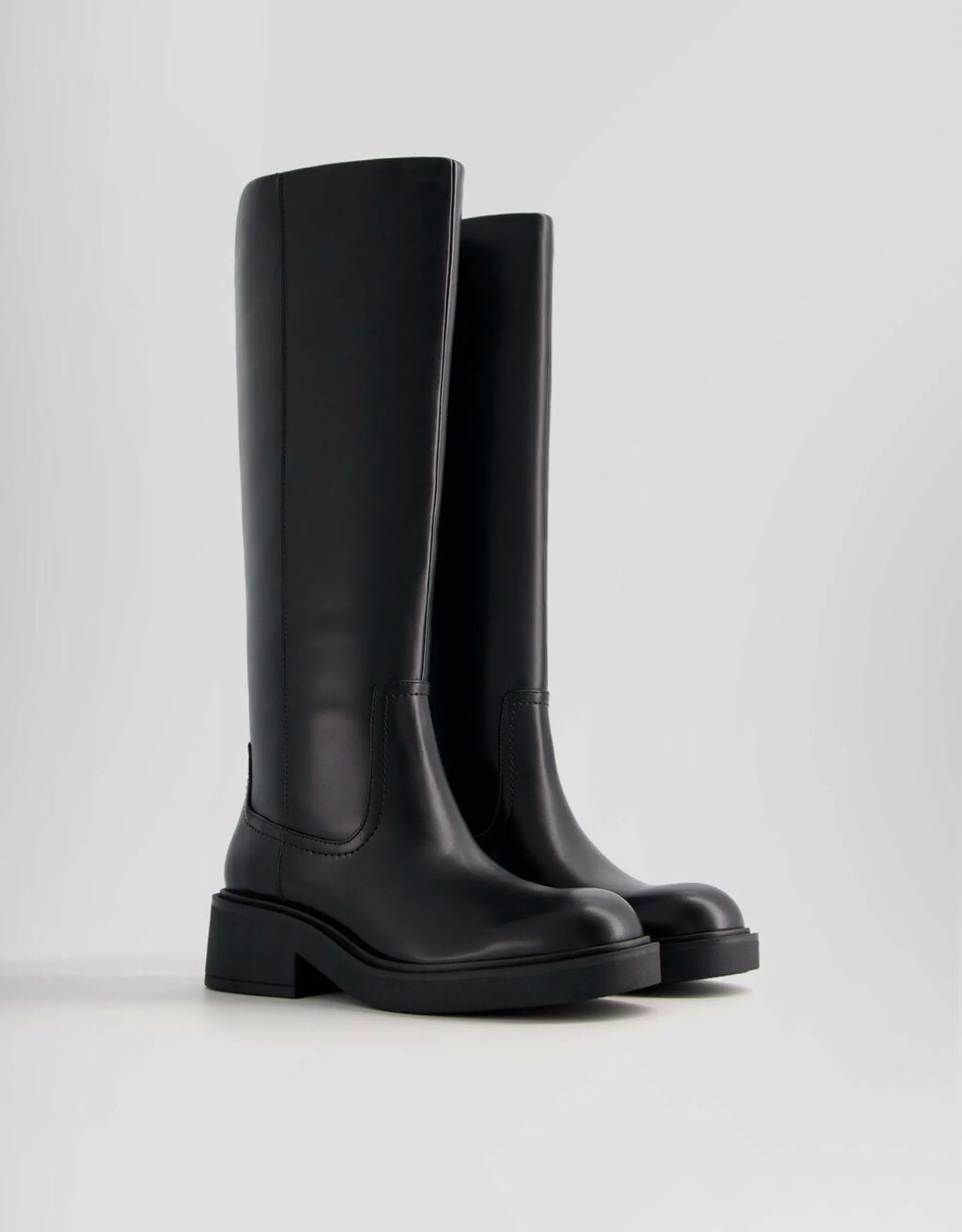Basic flat boots