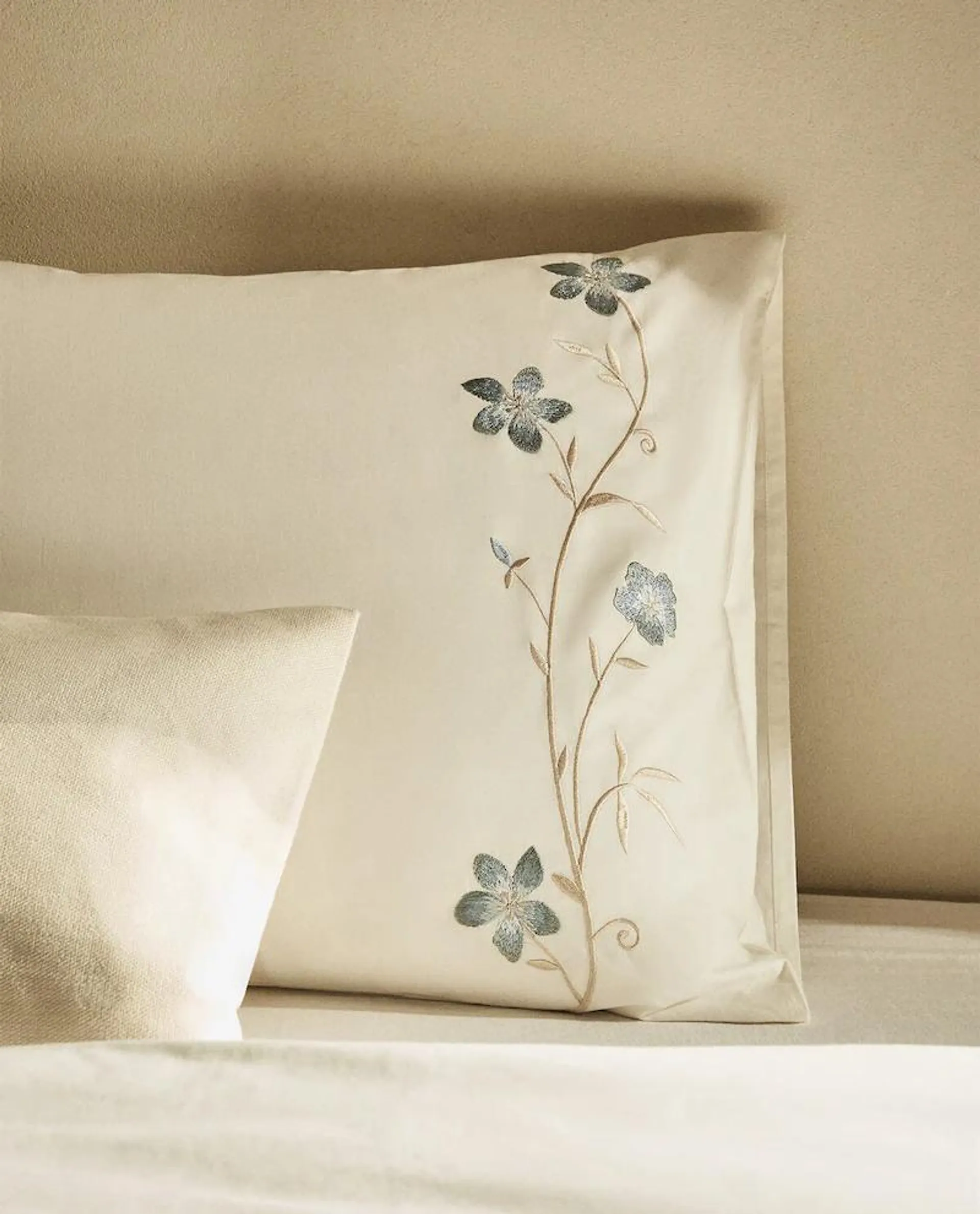 PILLOWCASE WITH FLORAL EMBROIDERY