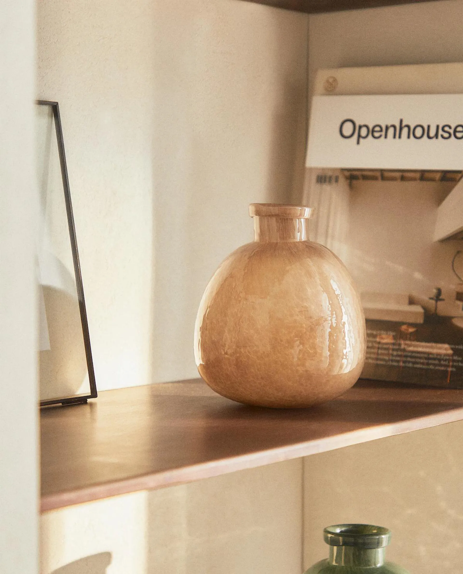 SHINY GLASS VASE