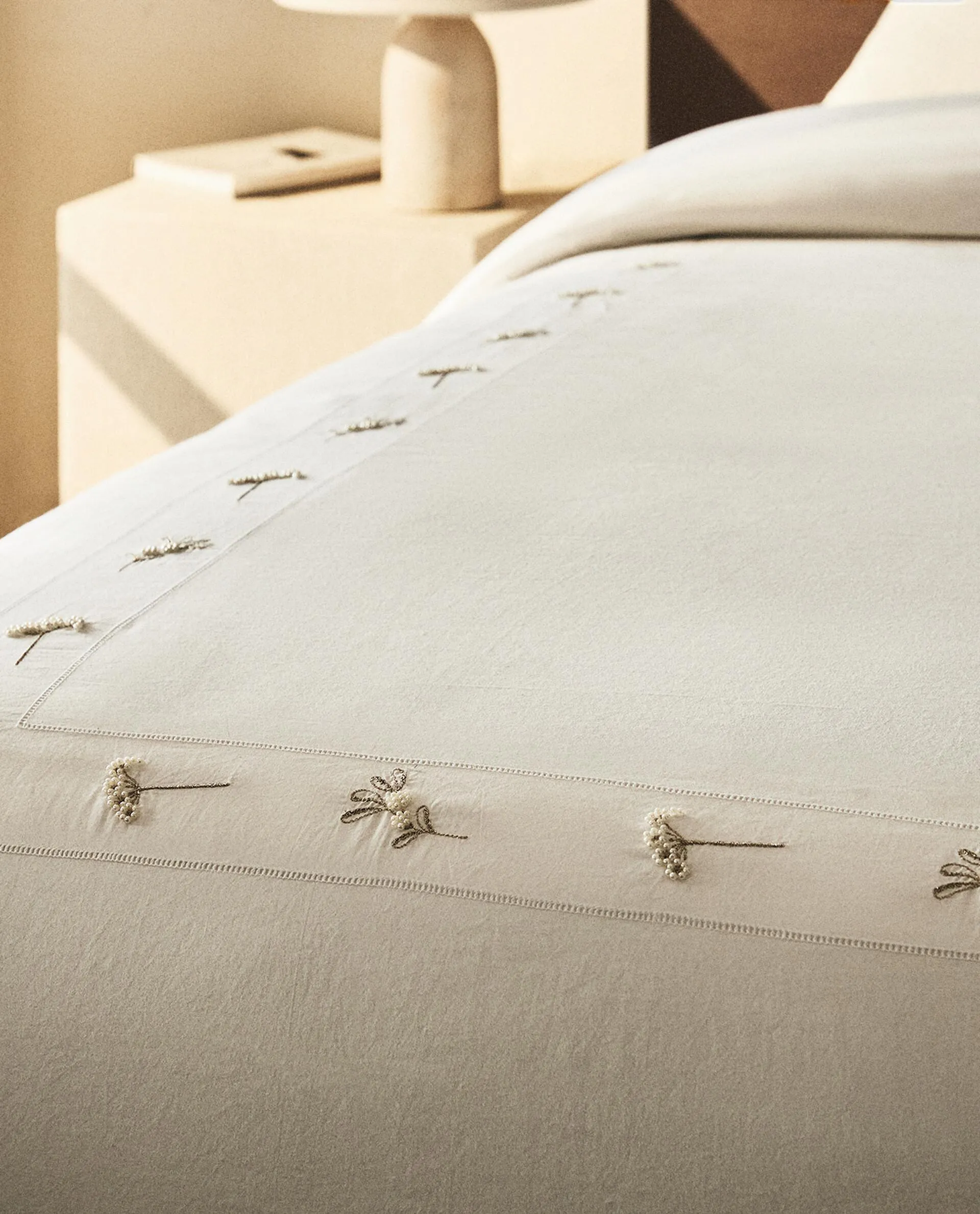 (200 THREAD COUNT) PERCALE DUVET COVER WITH FLORAL EMBROIDERY