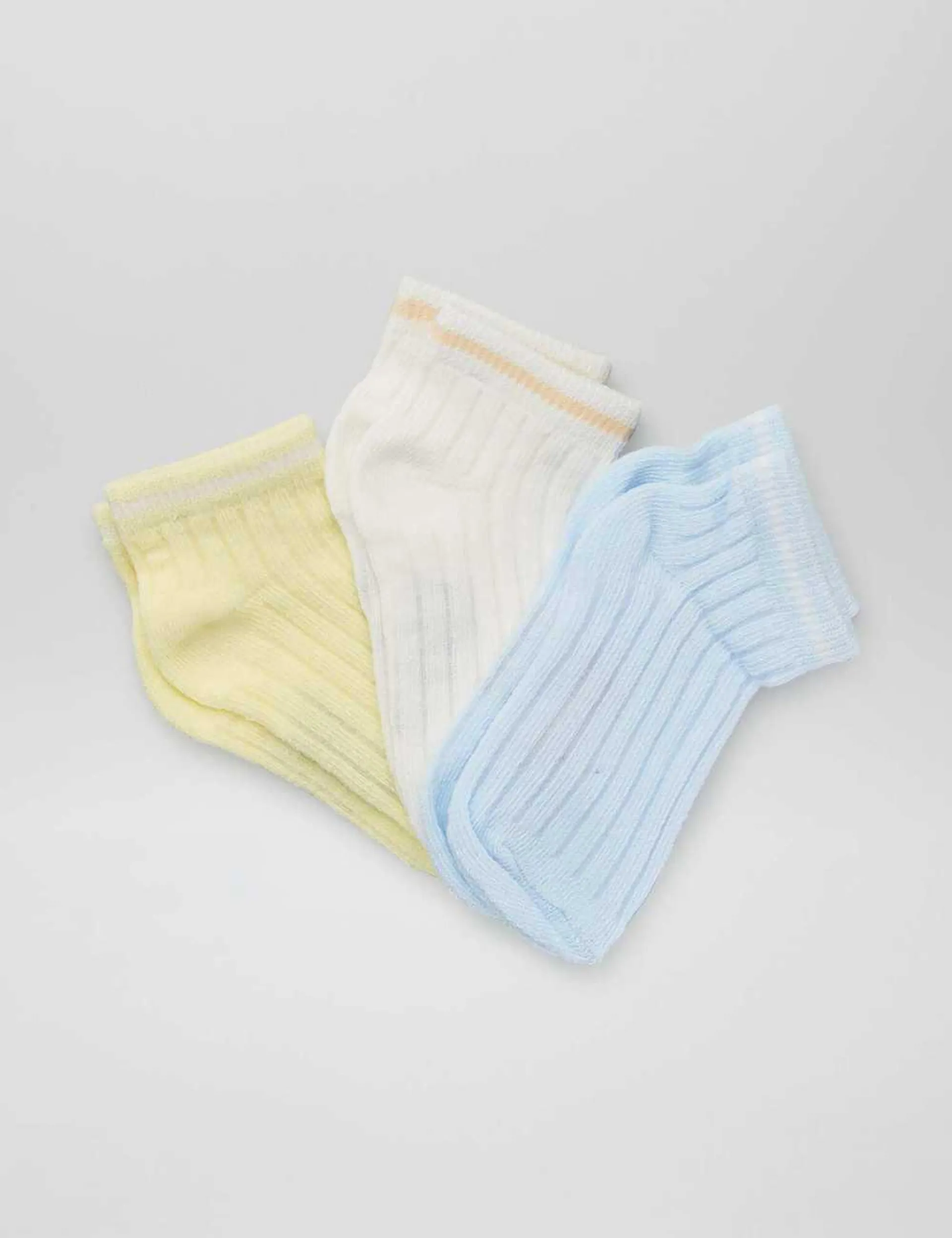 3 pairs of ribbed knit socks