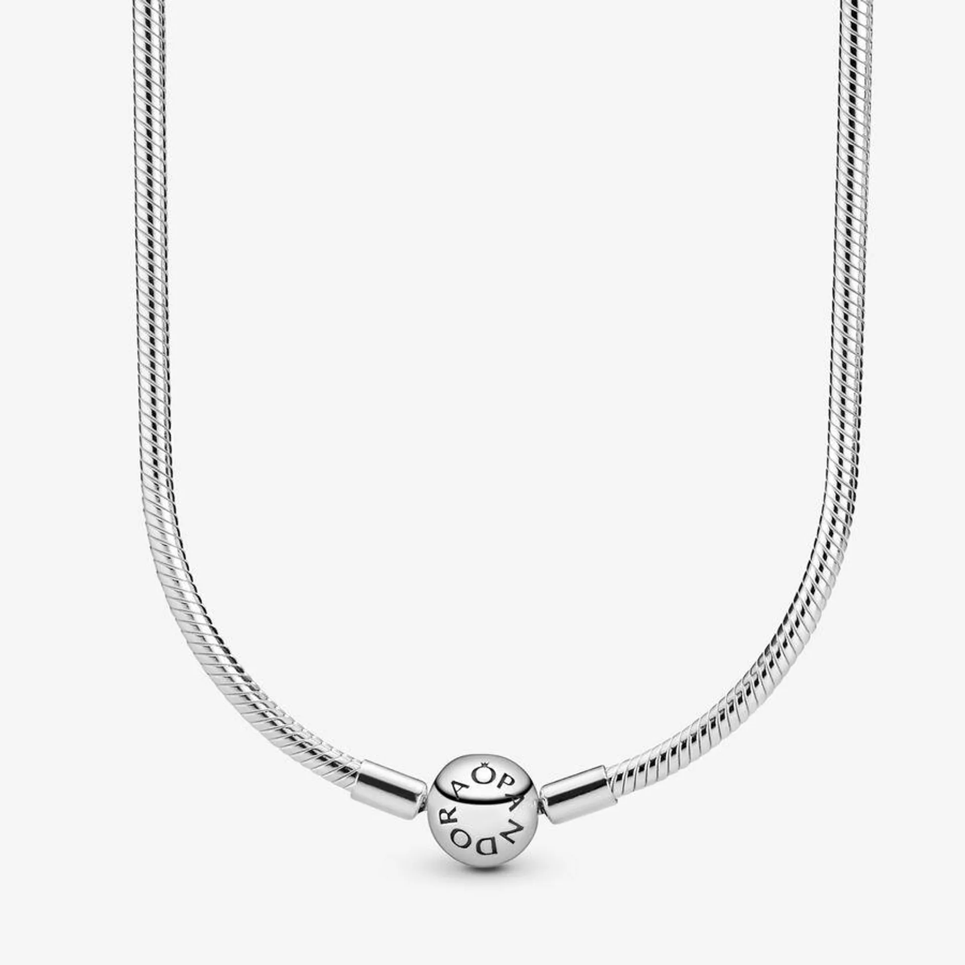 Silver necklace with round clasp