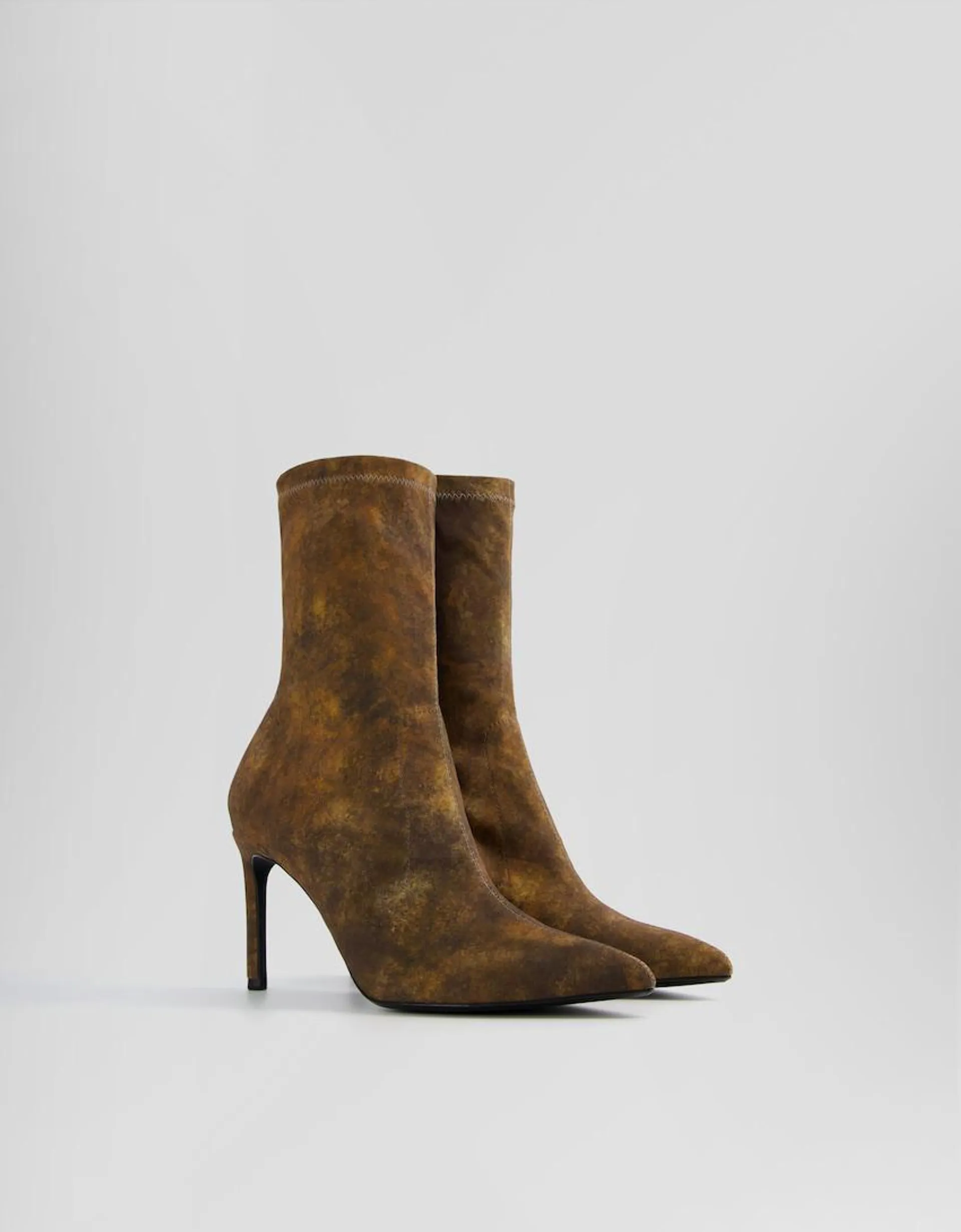 Fitted high-heel ankle boots with rust effect print