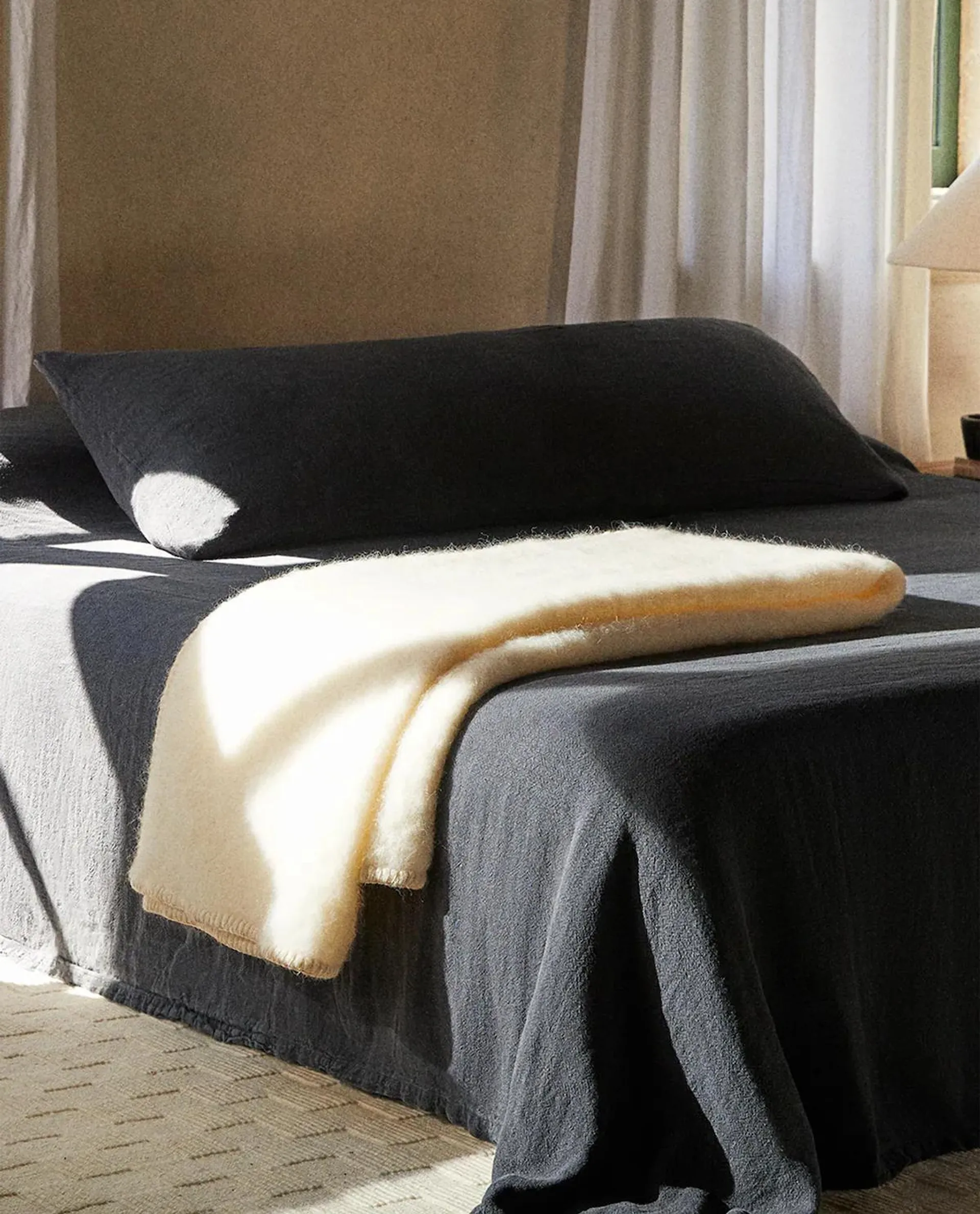 WASHED LINEN BEDSPREAD (400 GSM)