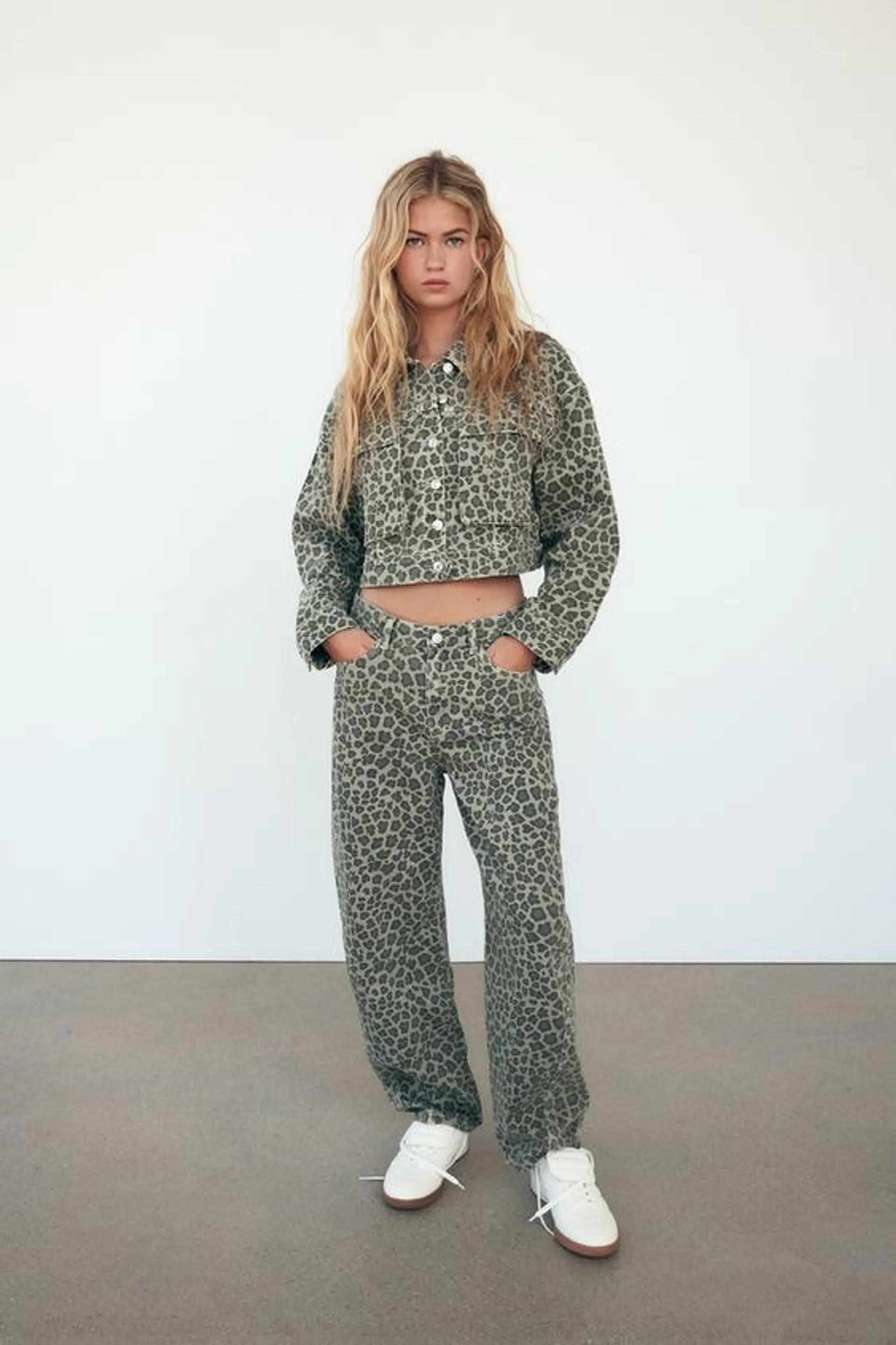 JAQUETA CROPPED DENIM TRF COM ESTAMPA ANIMAL PRINT