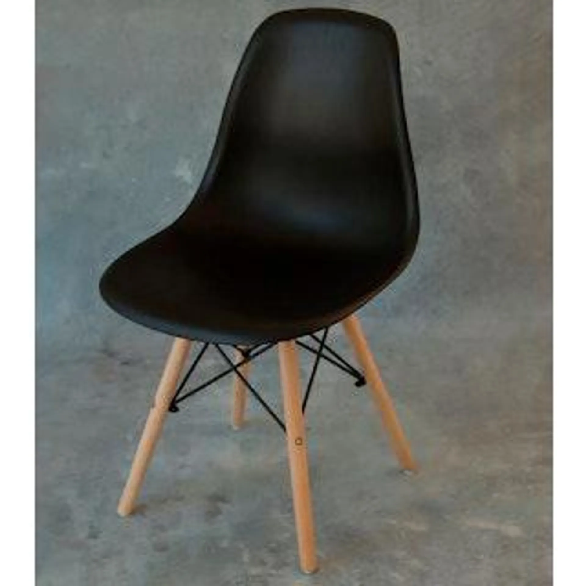 Silla Garden Life Se10001 Eames con Pata Madera Negra