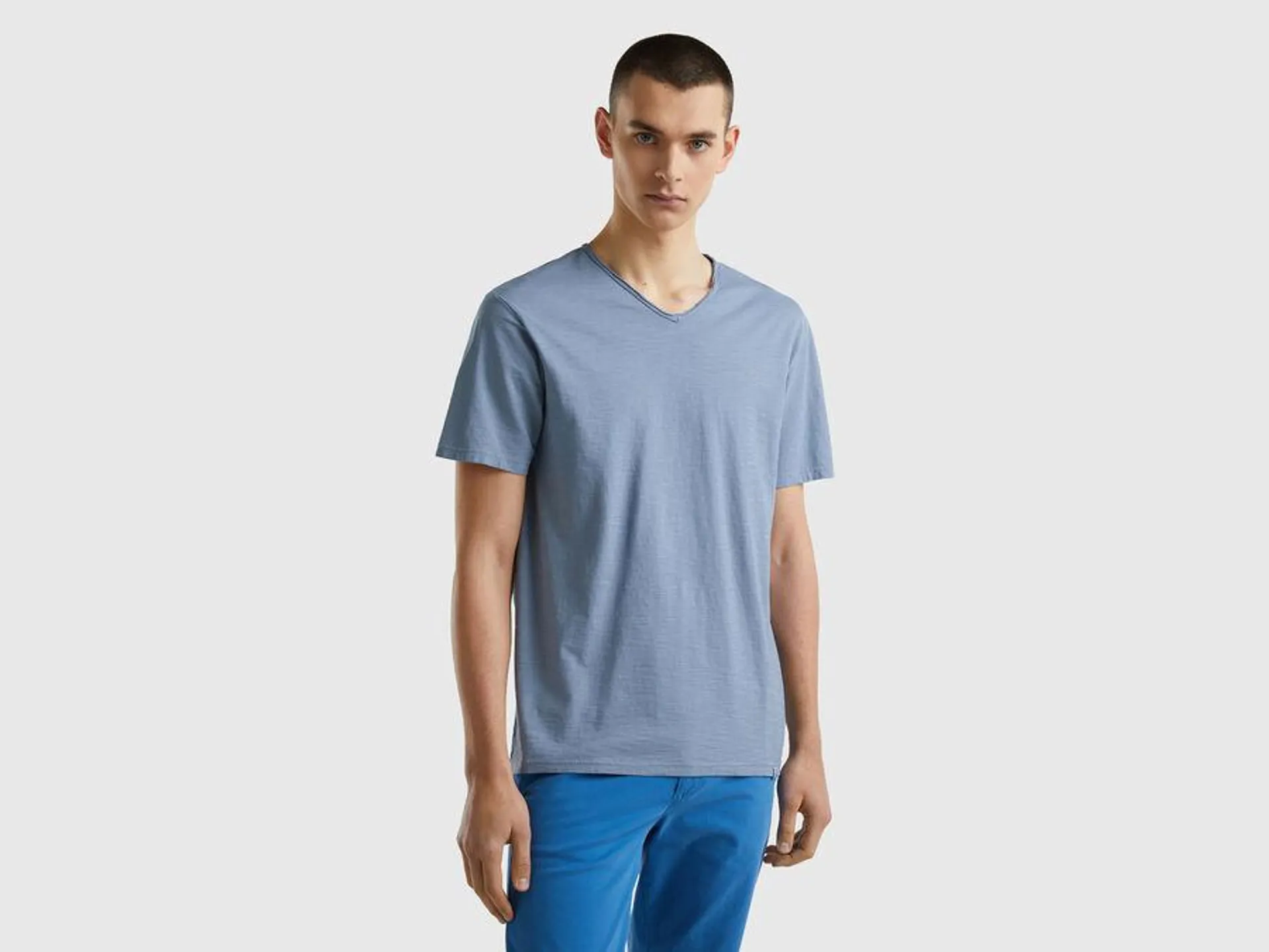 T-Shirt aus 100% Baumwolle mit V-Ausschnitt