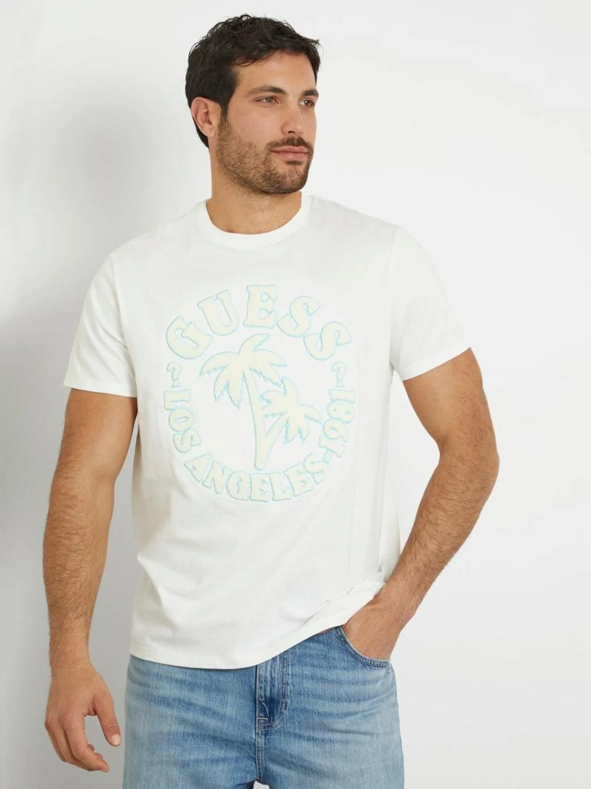 Camiseta con logotipo bordado