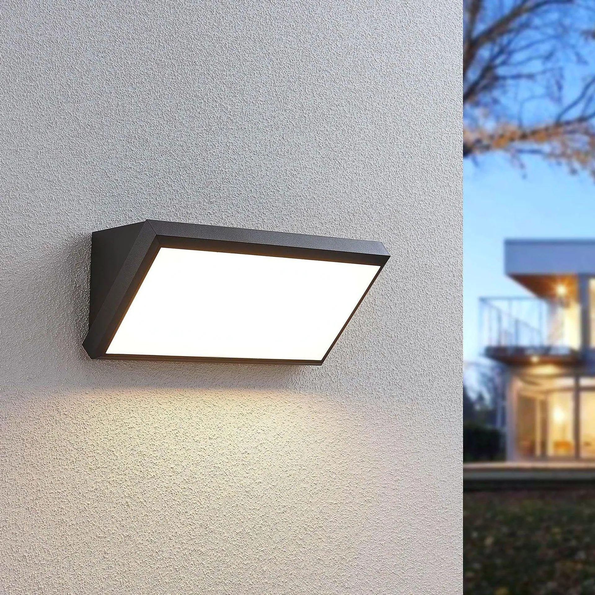 Lindby LED-Außenwandleuchte Abby, Sensor, IP65, dunkelgrau