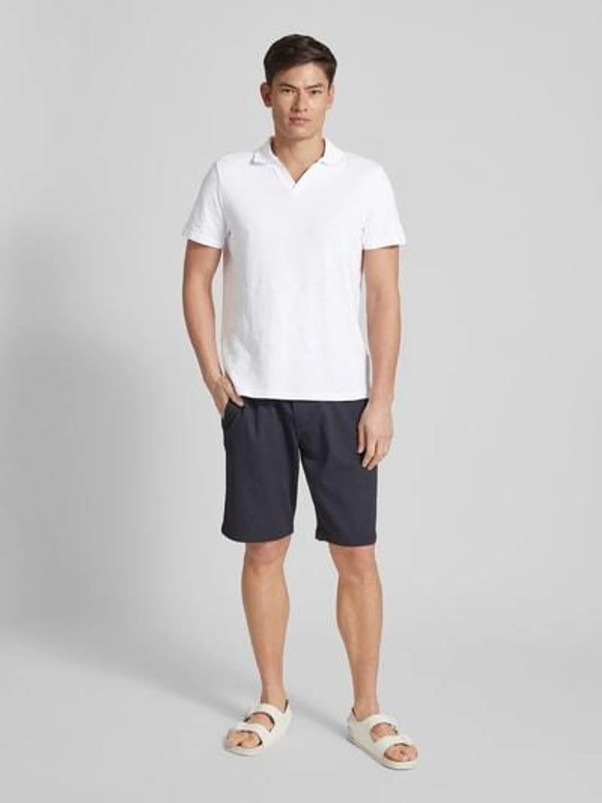 Regular Fit Poloshirt mit V-Ausschnitt in weiss