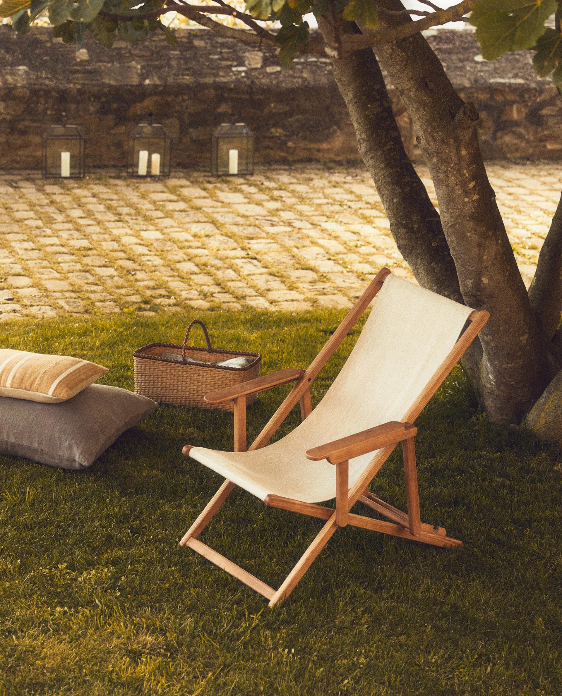 FOLDING LOUNGER CHAIR