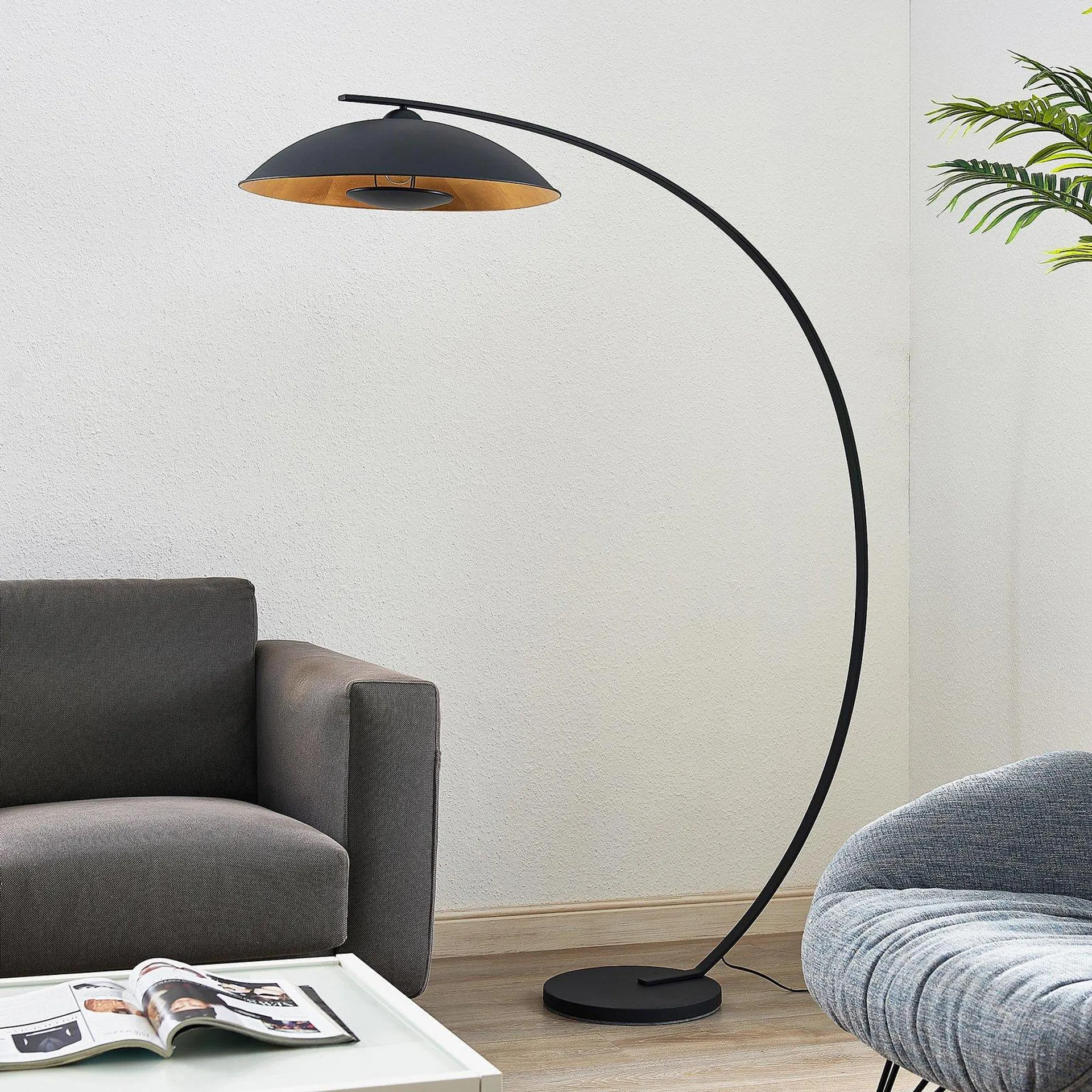 Lindby Bogenstehlampe Emilienne, schwarz, goldfarben, 180 cm