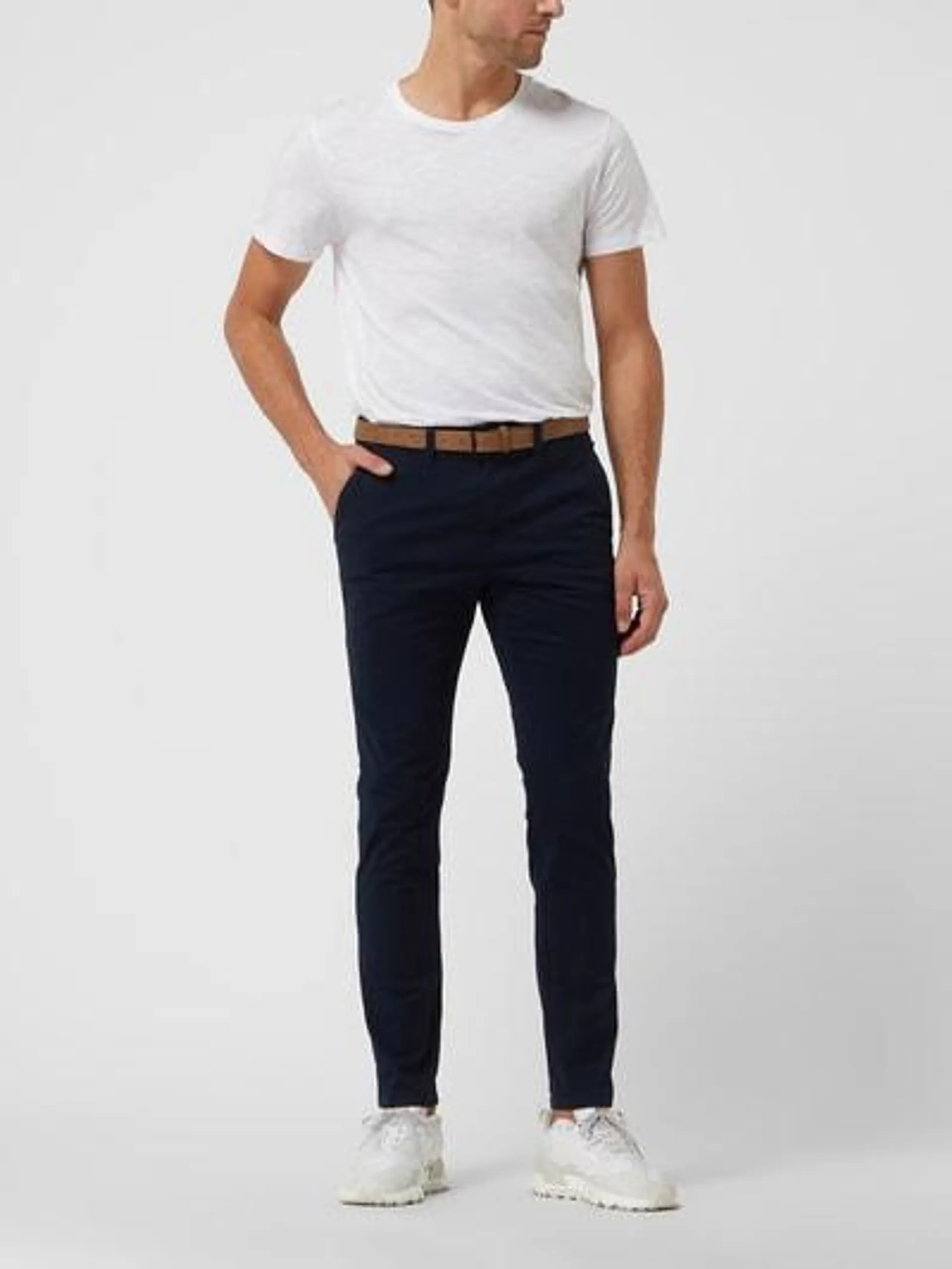 Slim Fit Chino mit Gürtel in dunkelblau