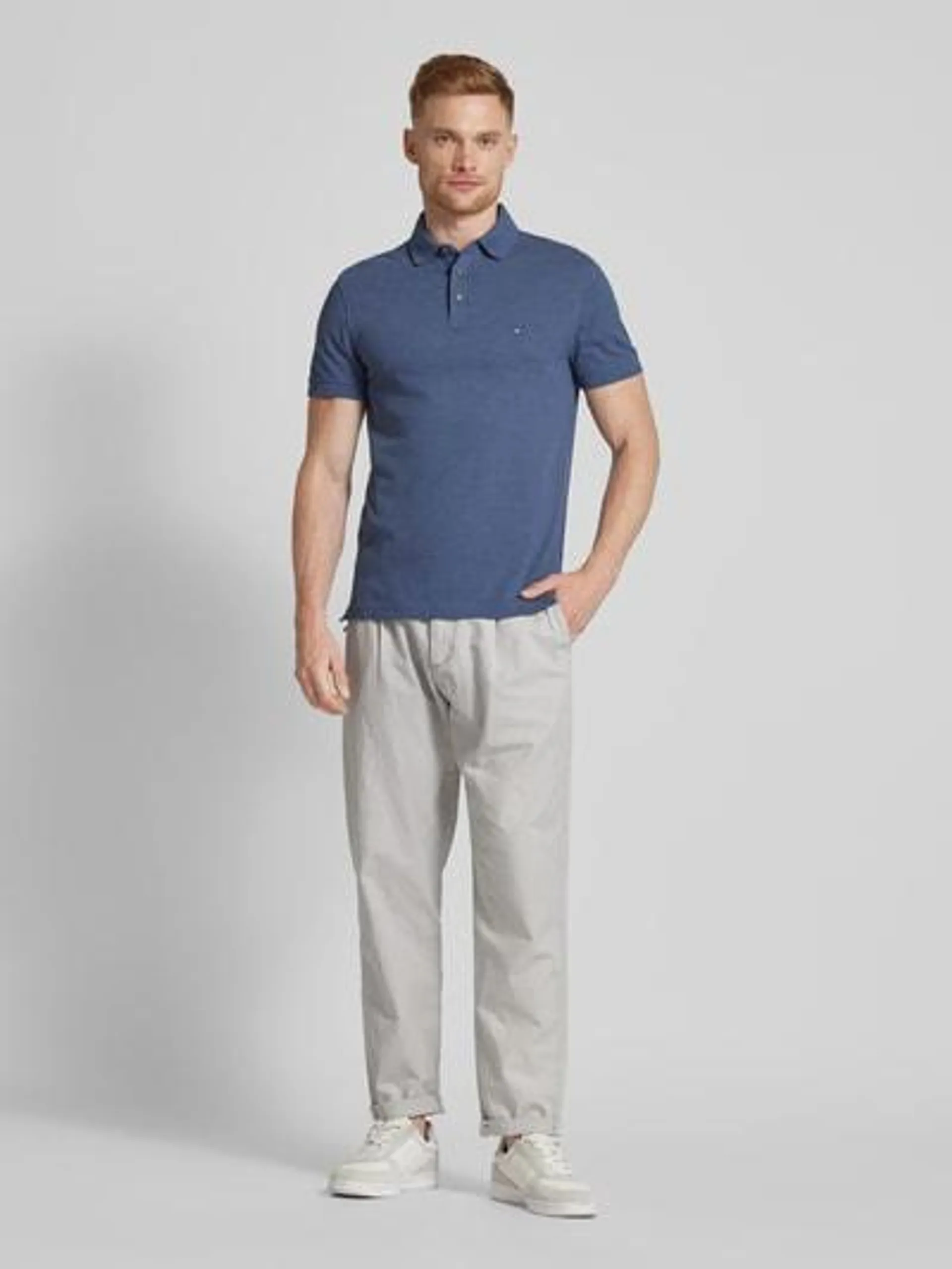 Slim Fit Poloshirt mit Label-Stitching in jeansblau