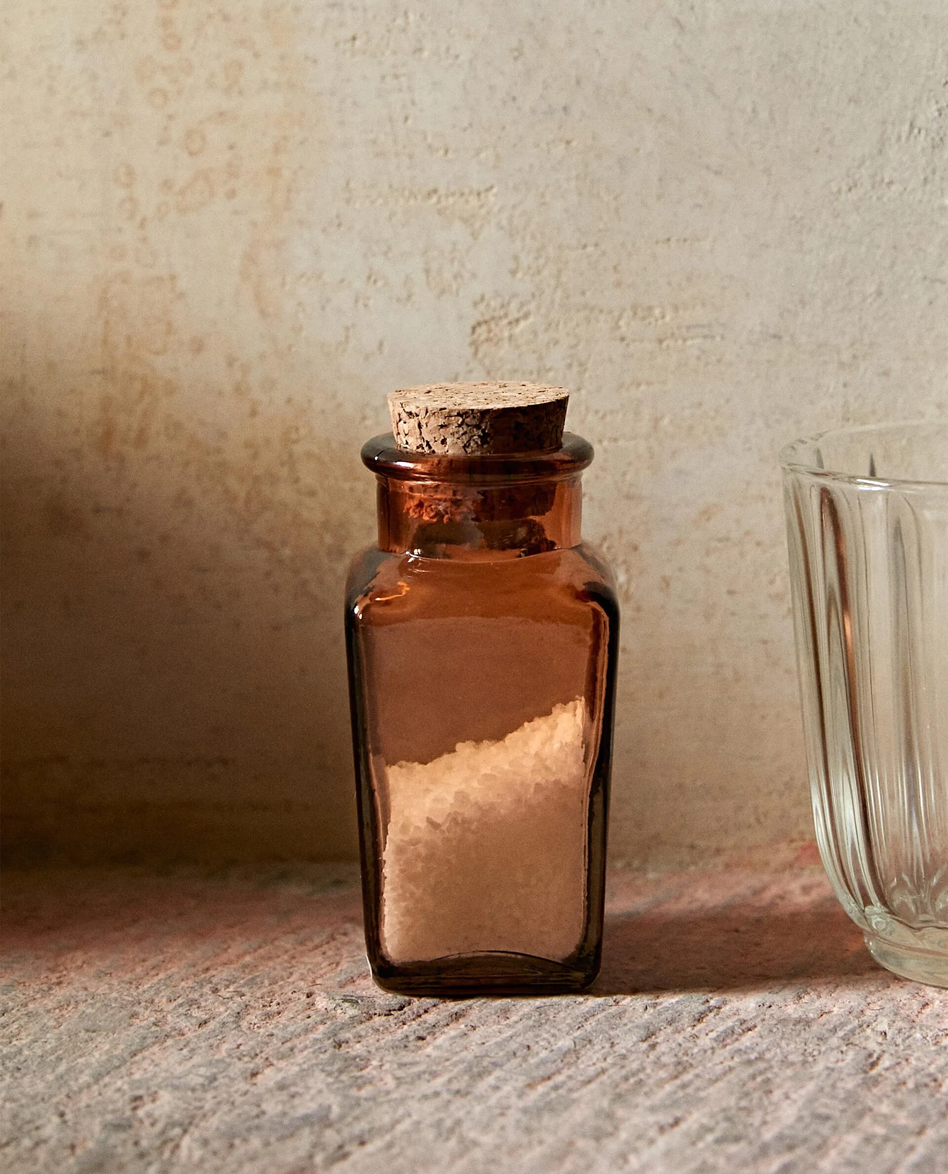 FACETED GLASS SALT SHAKER WITH CORK