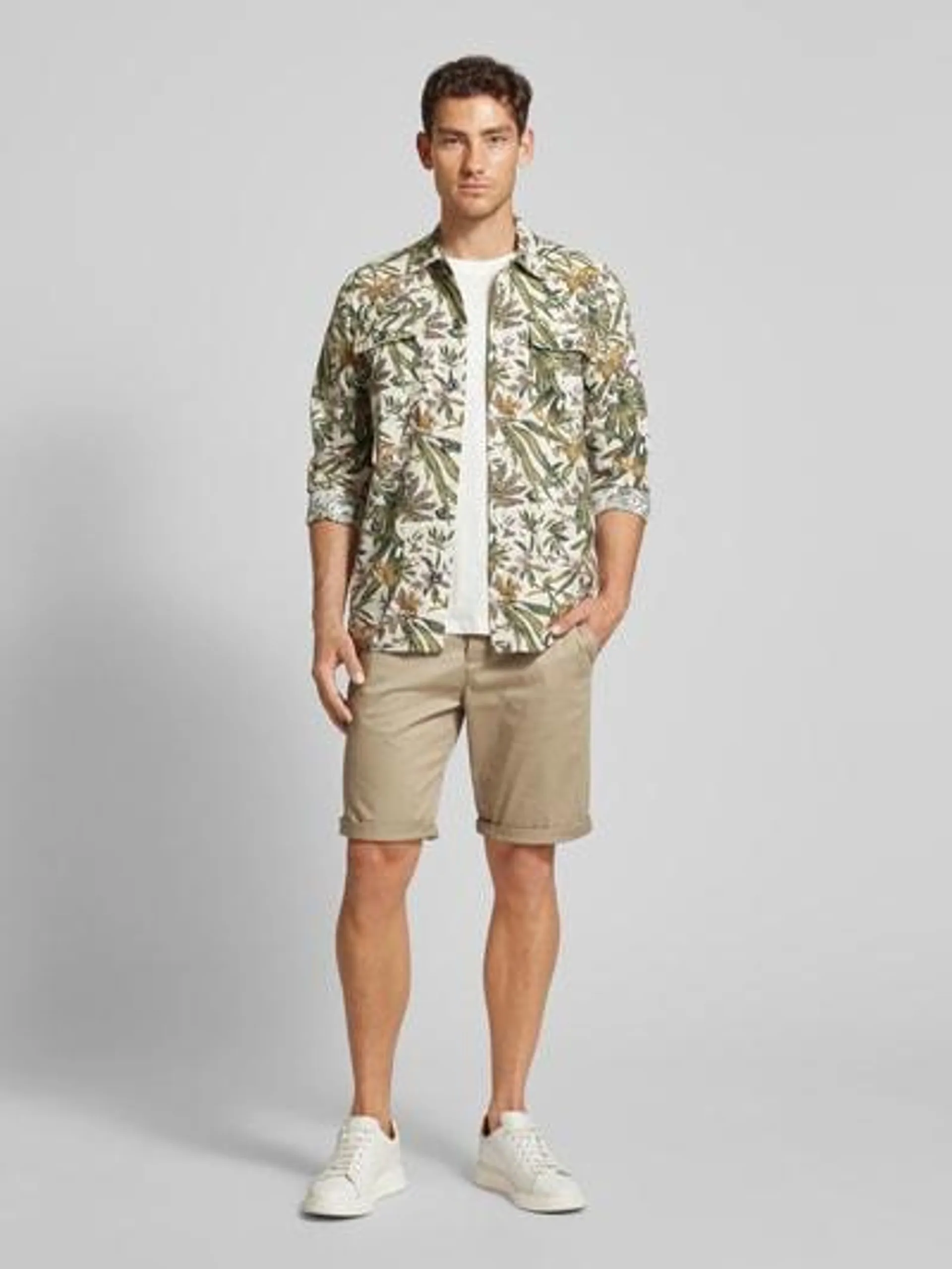 Slim Fit Chino-Shorts mit Eingrifftaschen in beige