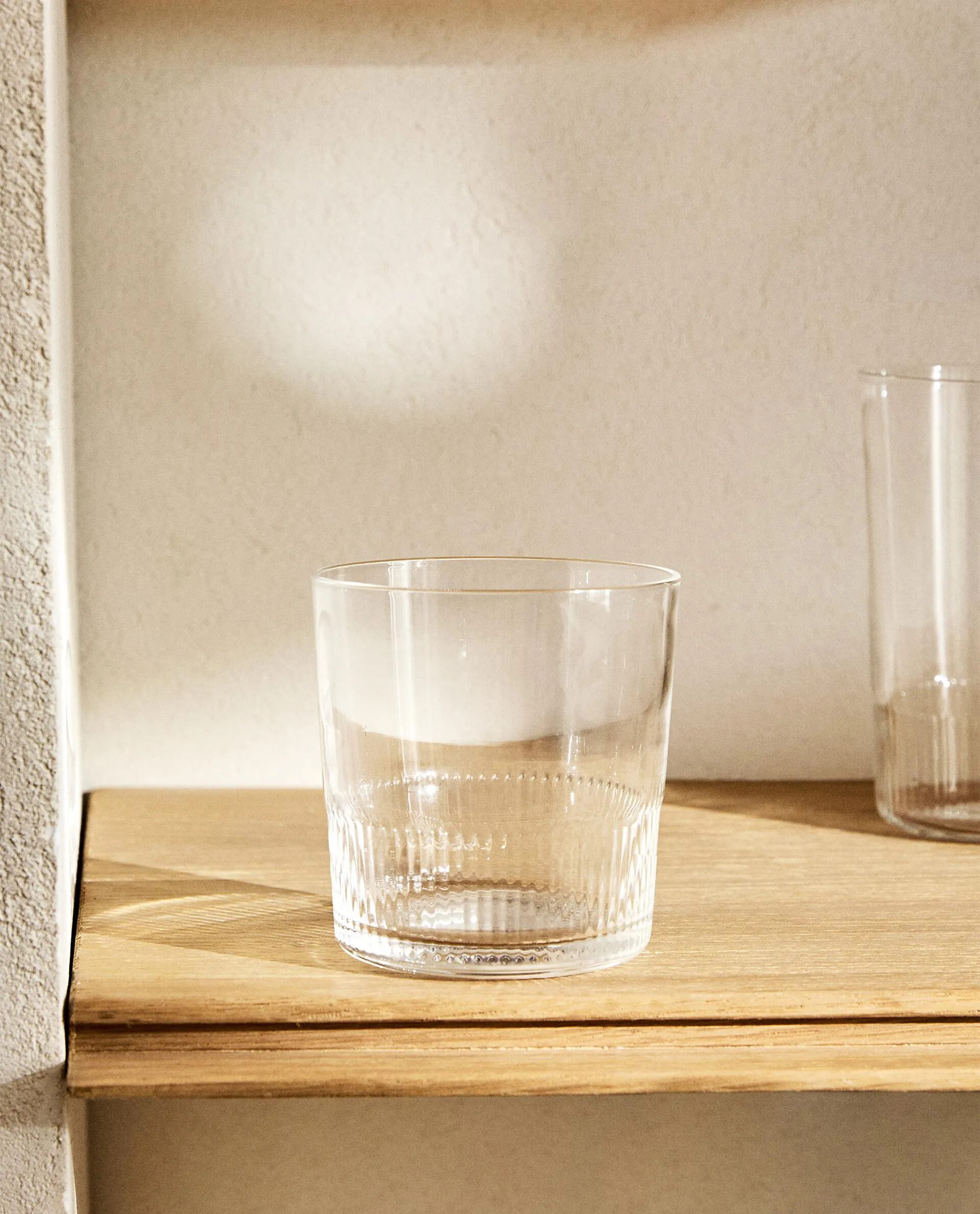 GLAS MIT RELIEFMUSTER