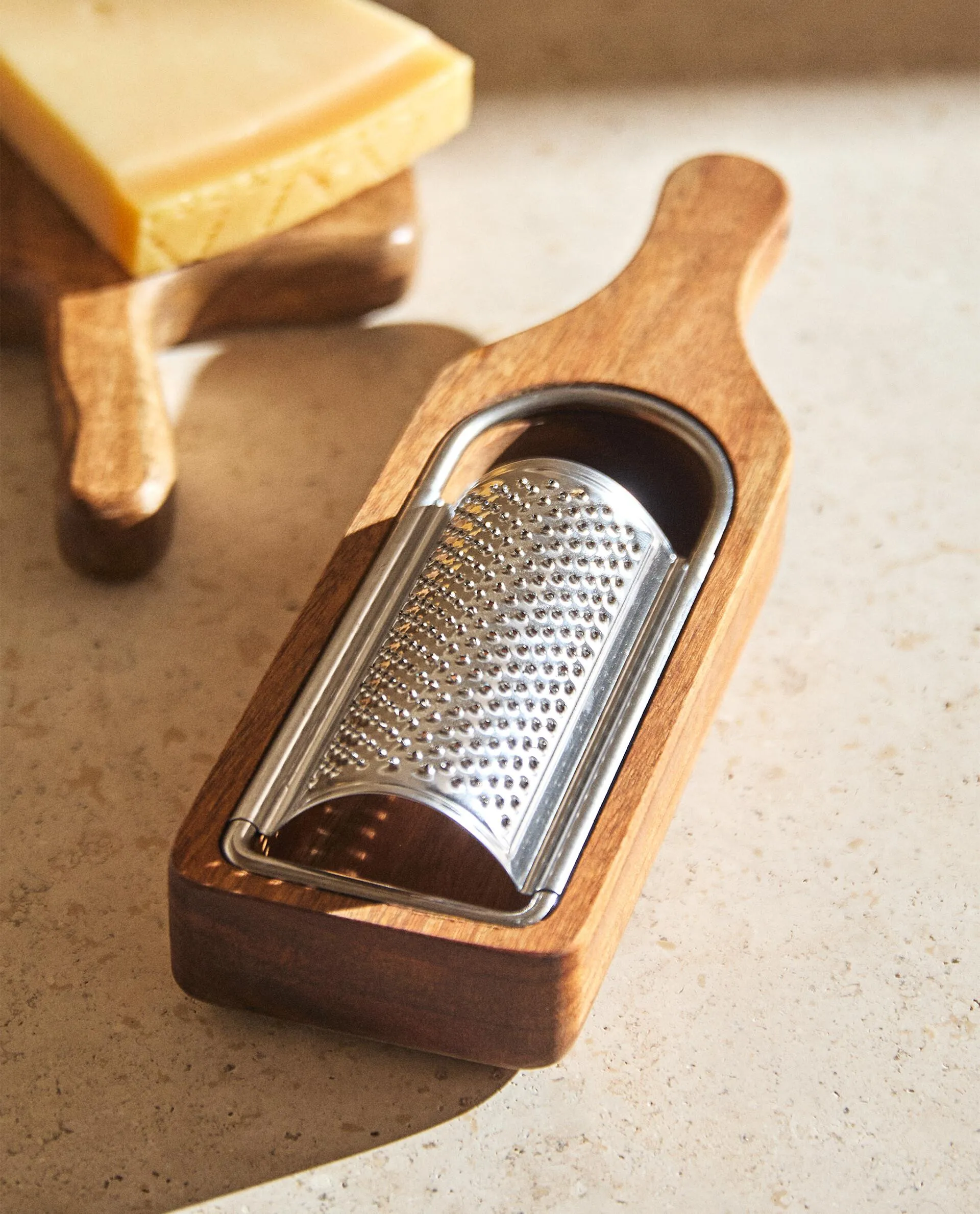 GRATER WITH WOODEN BASE