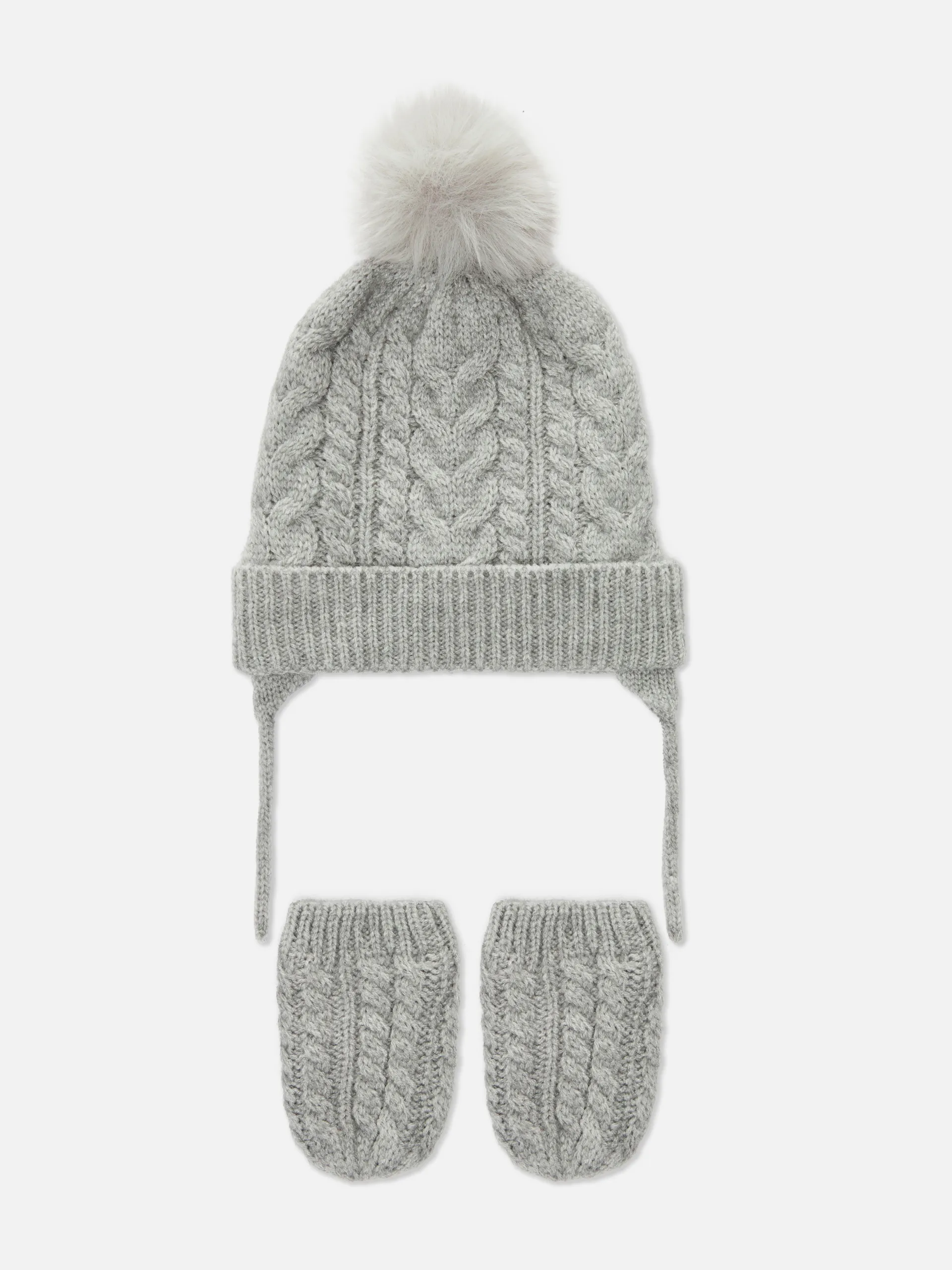 Strickmütze und Fäustlinge mit Zopfmuster im Set