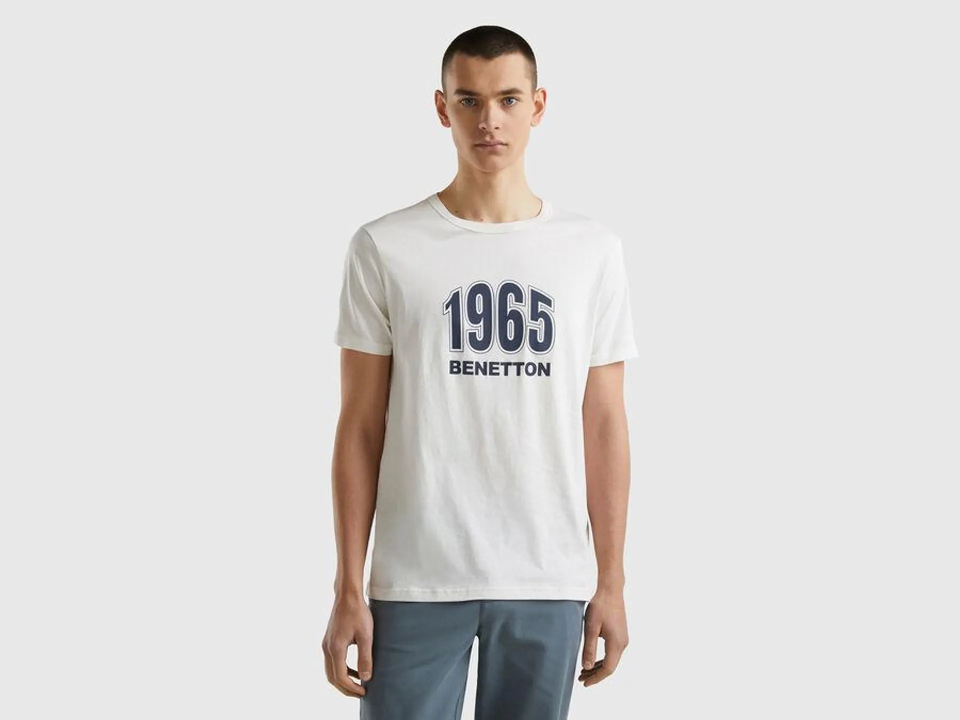 T-Shirt in Sahneweiß aus Bio-Baumwolle mit Logo Print