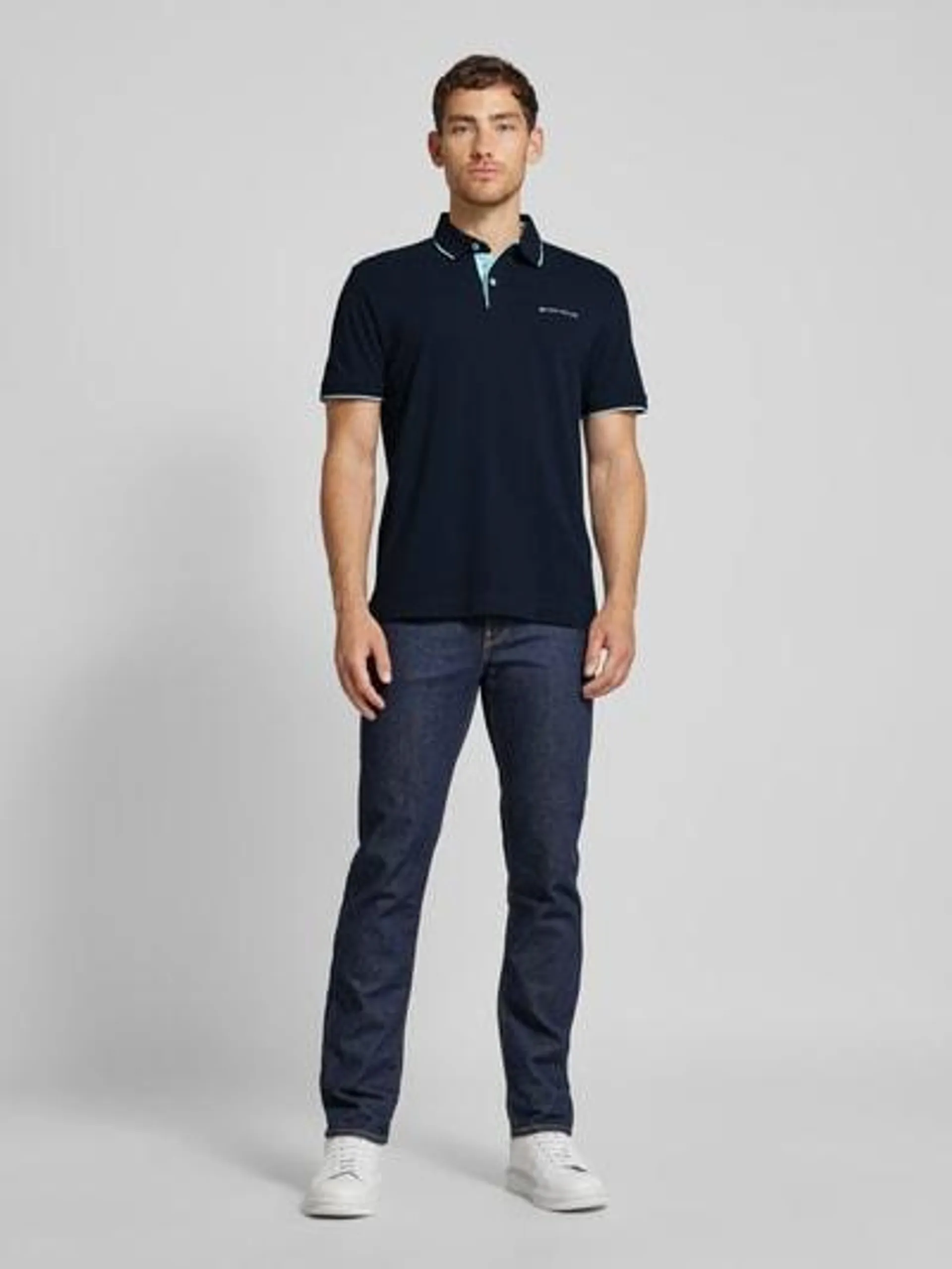 Poloshirt mit Label-Stitching in dunkelblau