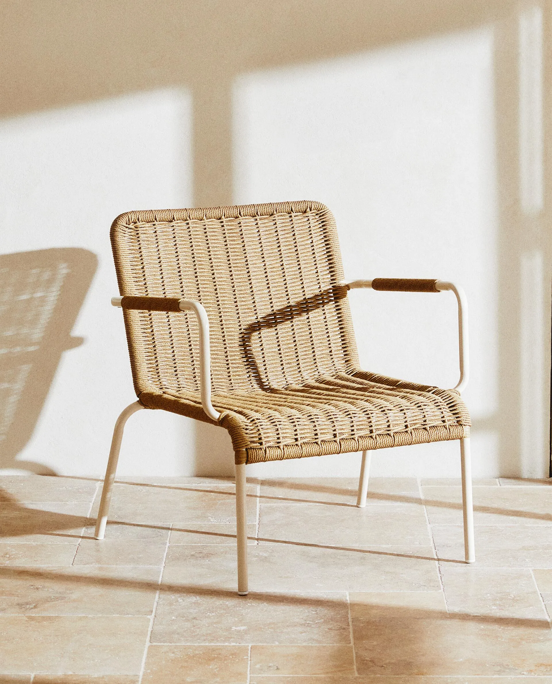 WOVEN OUTDOOR CHAIR WITH ARMRESTS