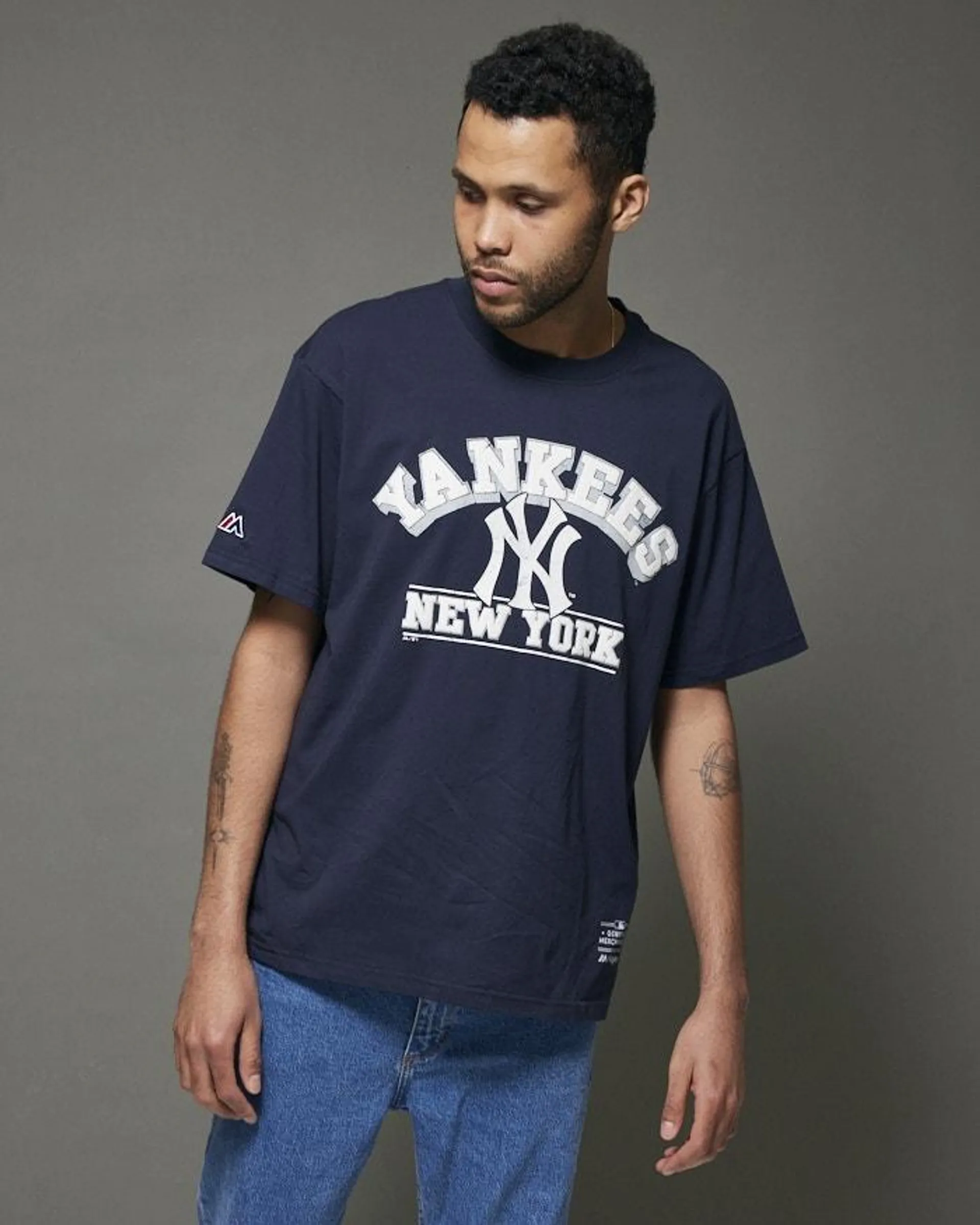 NY Yankees Cracked Puff Arch Tee