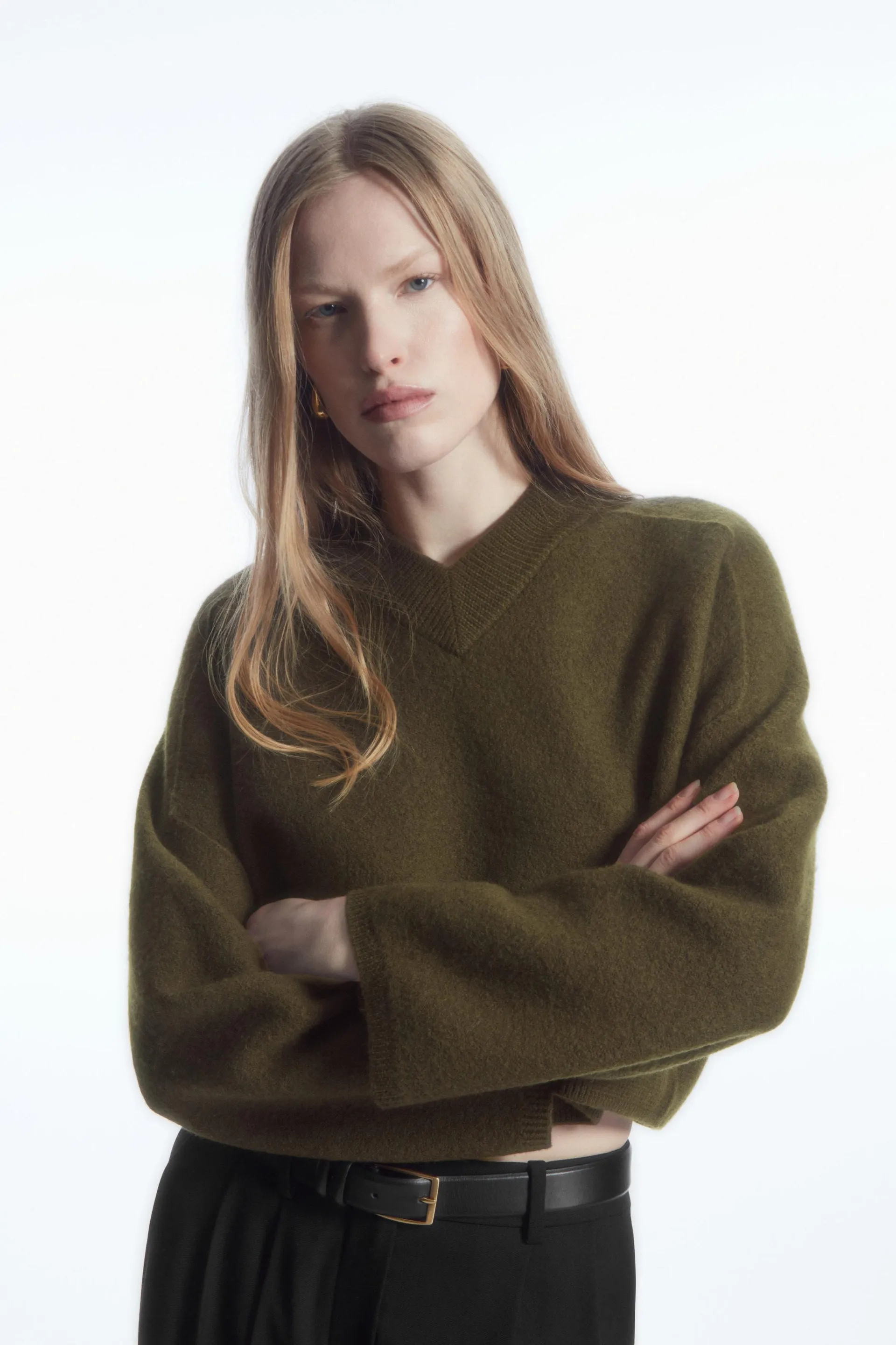 CROPPED V-NECK WOOL JUMPER