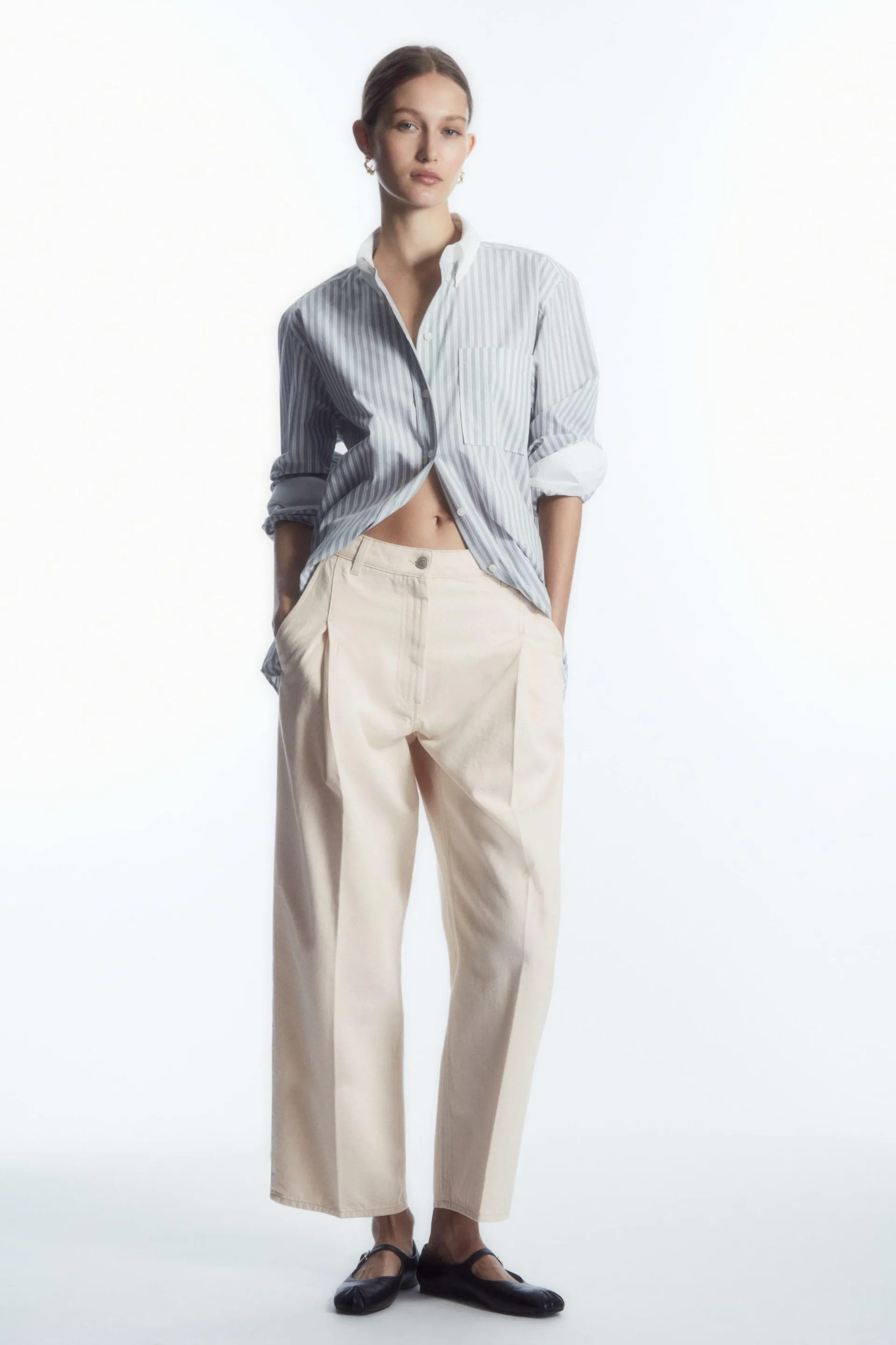 PLEATED BARREL-LEG DENIM PANTS