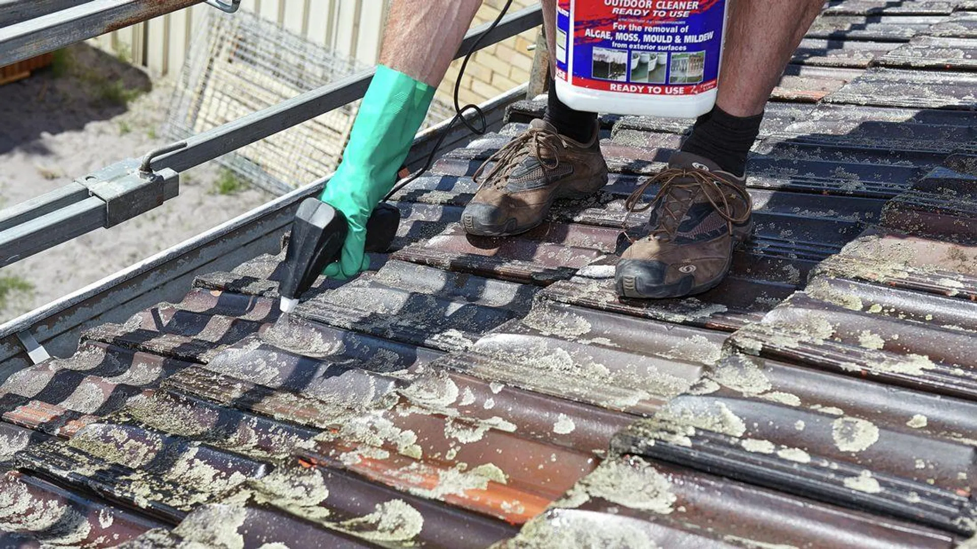 How to clean roof tiles