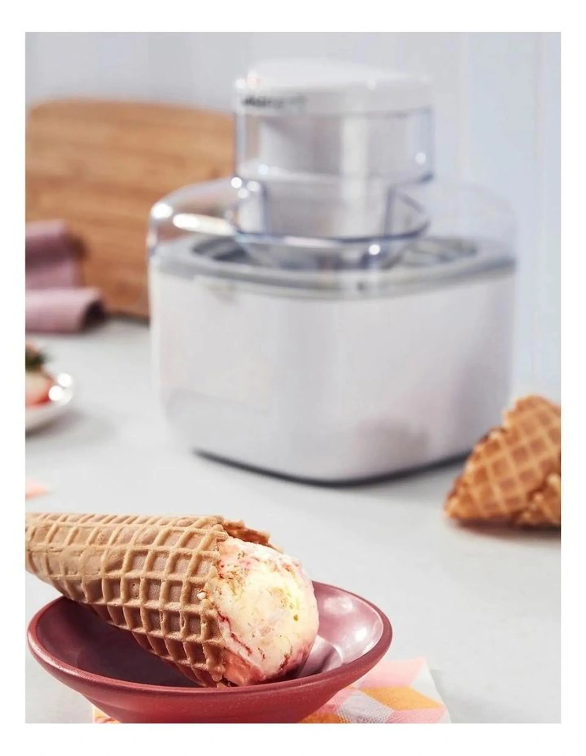 Custom Scoops Ice Cream Maker in White ICE-M10XA