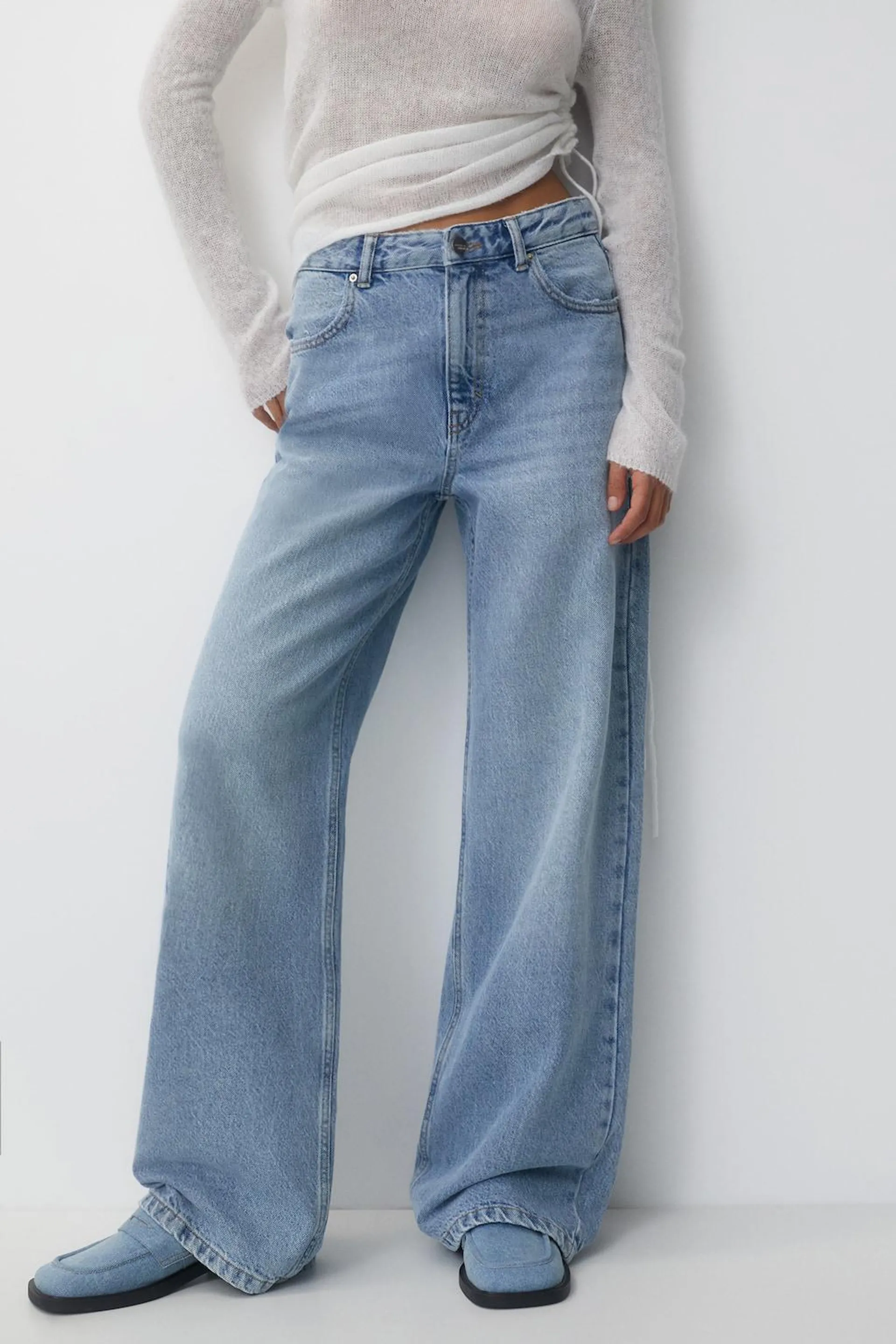 JEANS MET HOGE TAILLE EN WIJDE PIJPEN