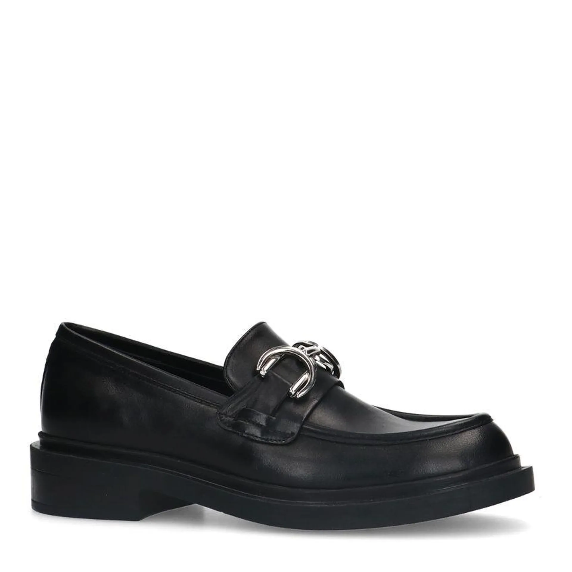 Zwarte leren loafers met zilverkleurige chain