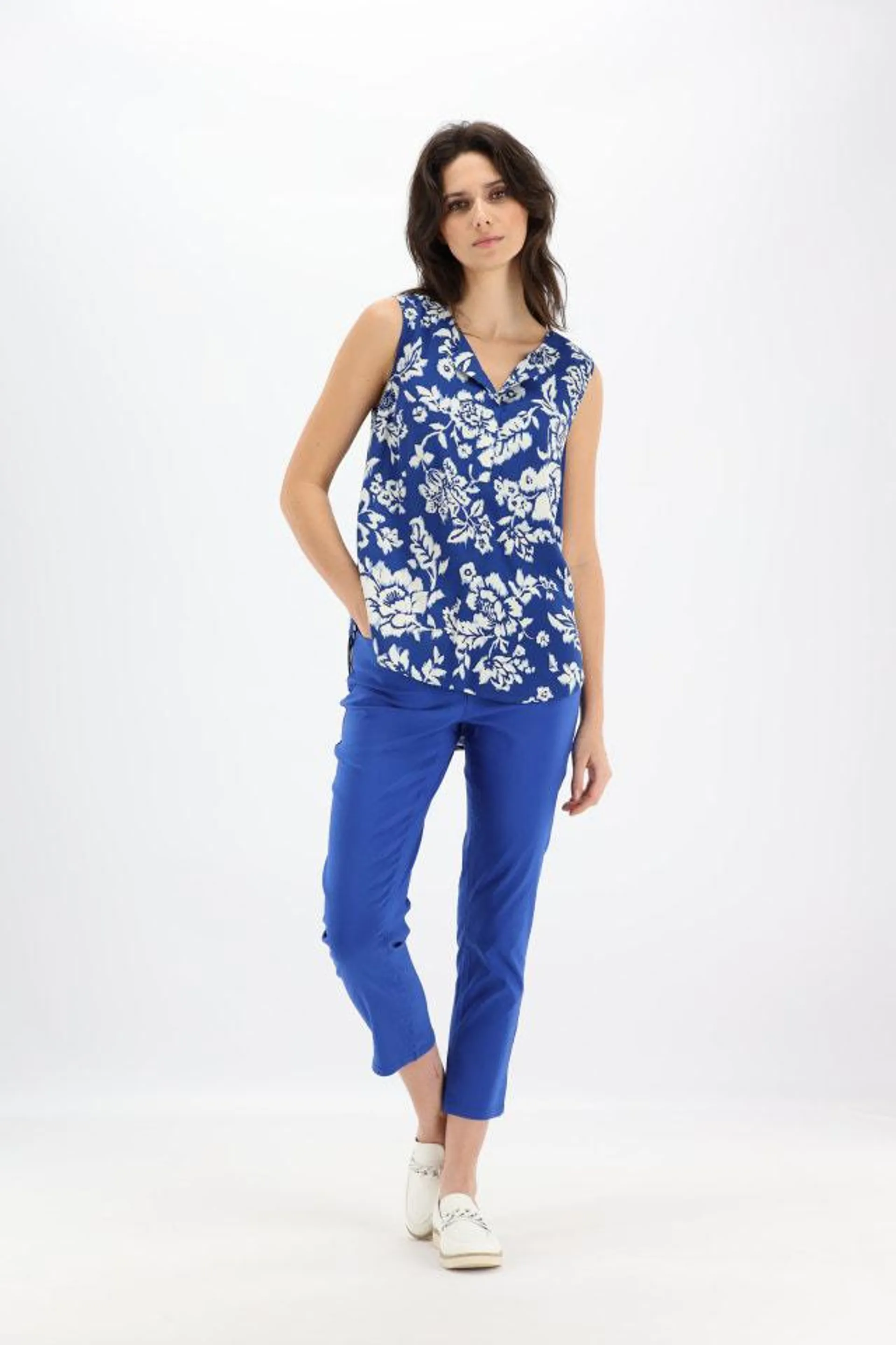 Kobaltblauw/witte fleurige blouse zonder mouwen