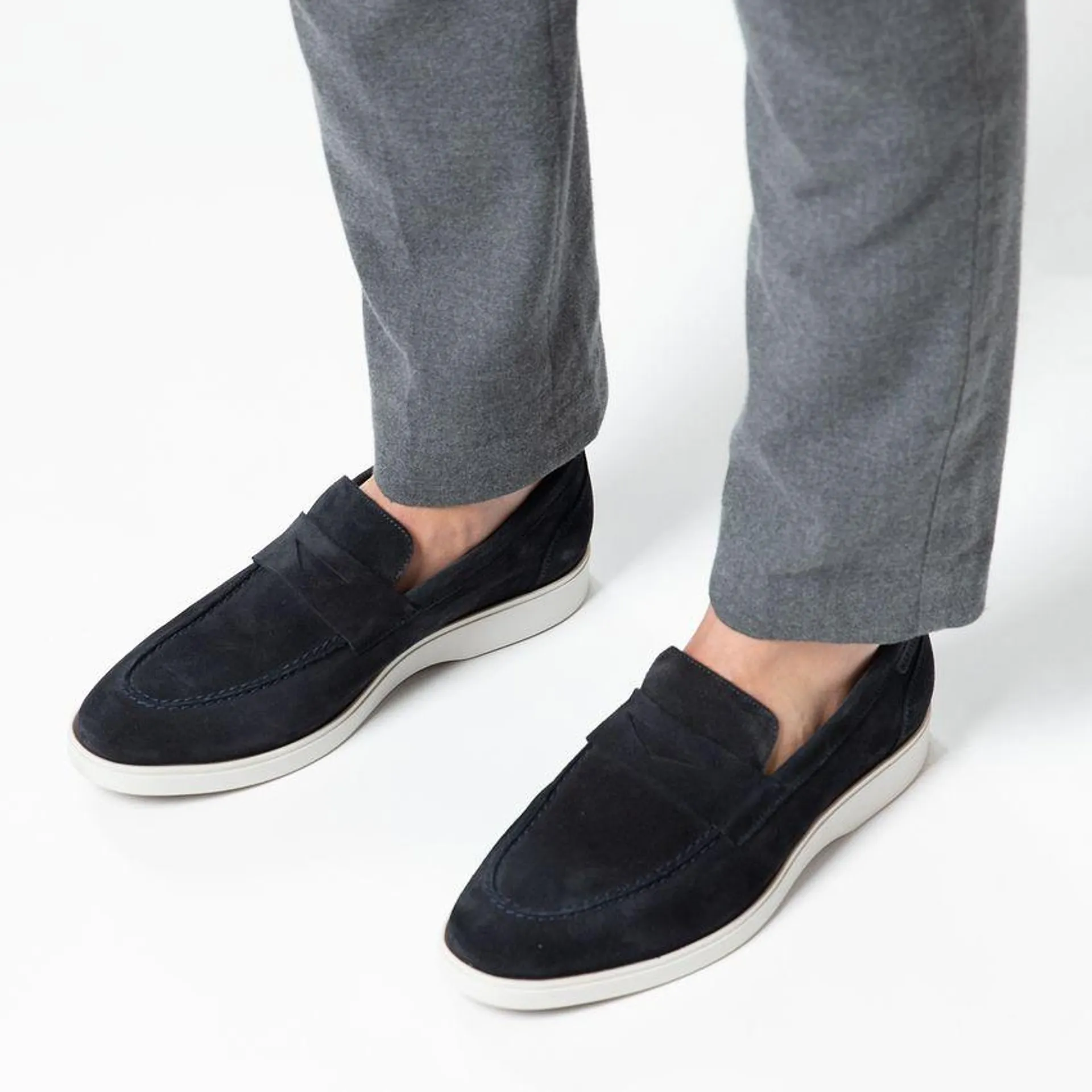 Navy suède loafers met witte zool