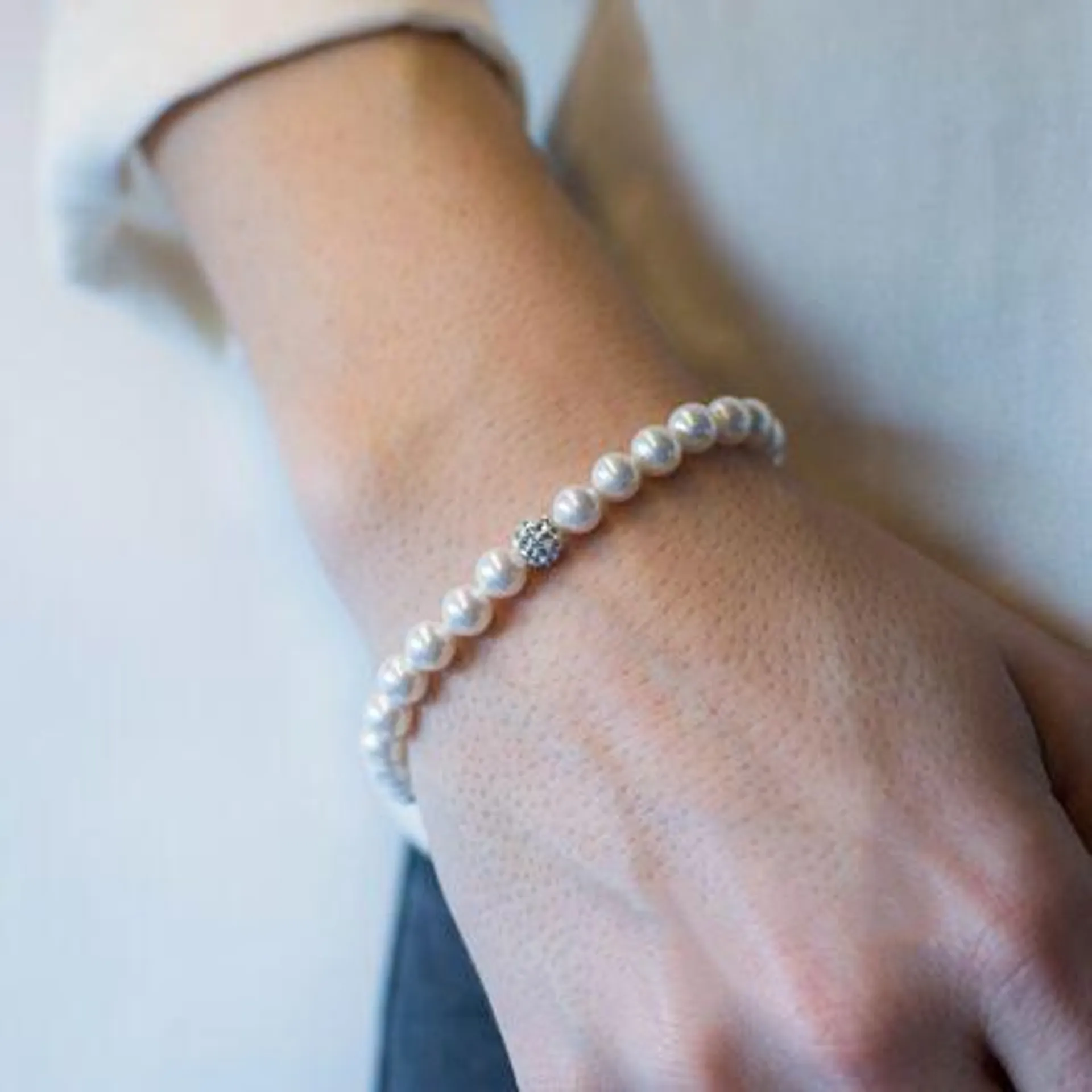 Armband in zilver, parels en kristallen bolletje