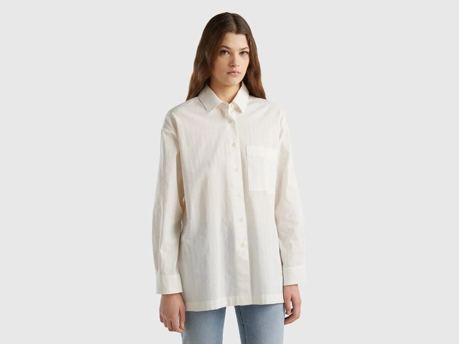 Lightweight oversized shirt with slits