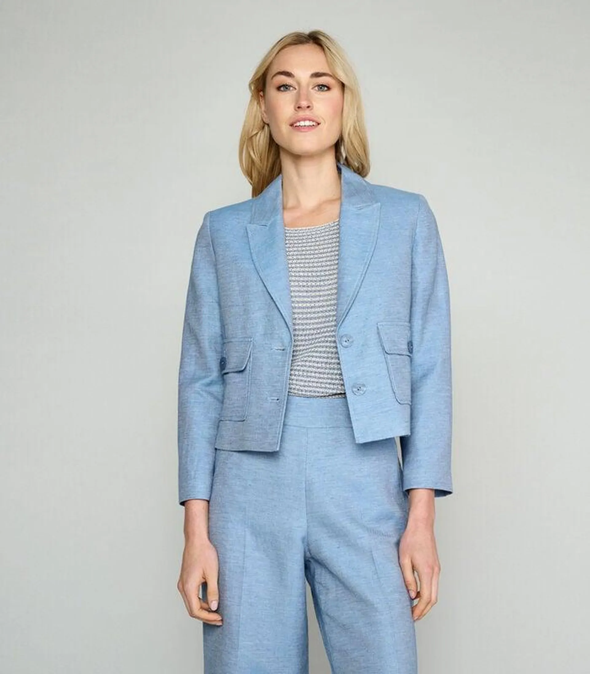 Modieuze korte blauwe blazer