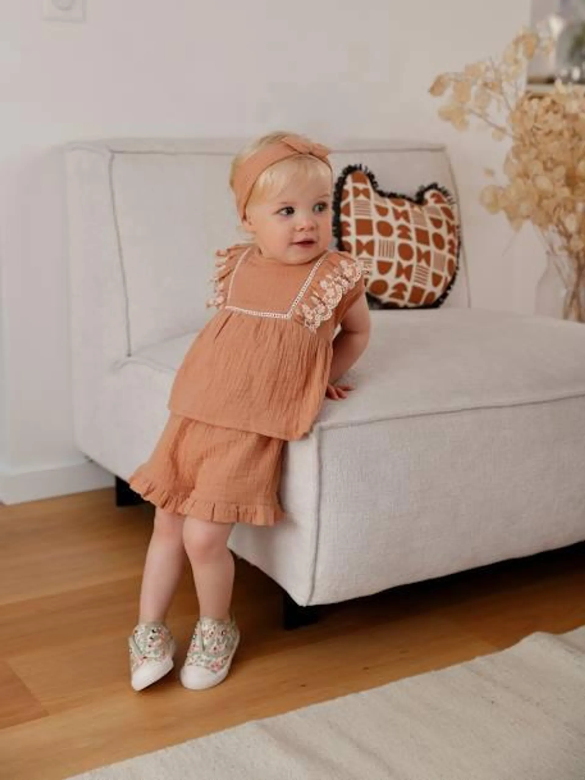 Ensemble brodé bébé : blouse + short + bandeau en gaze de coton - caramel