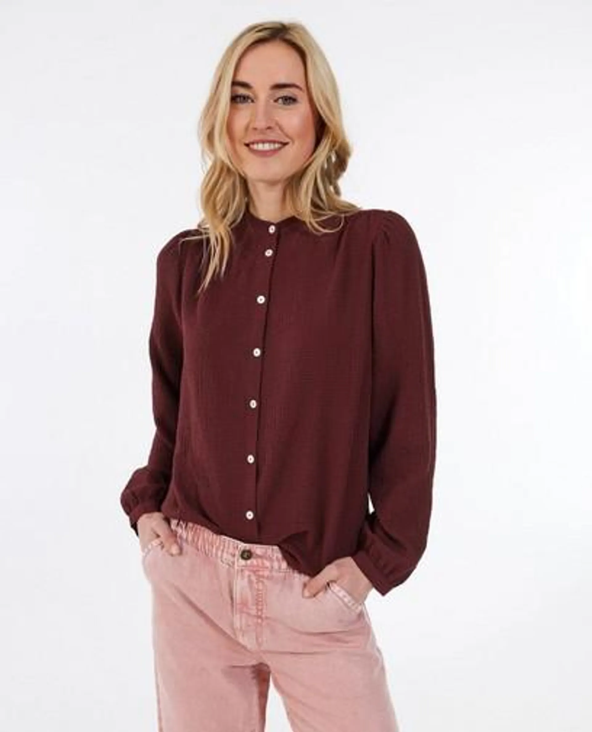 Donkerrode blouse met structuur