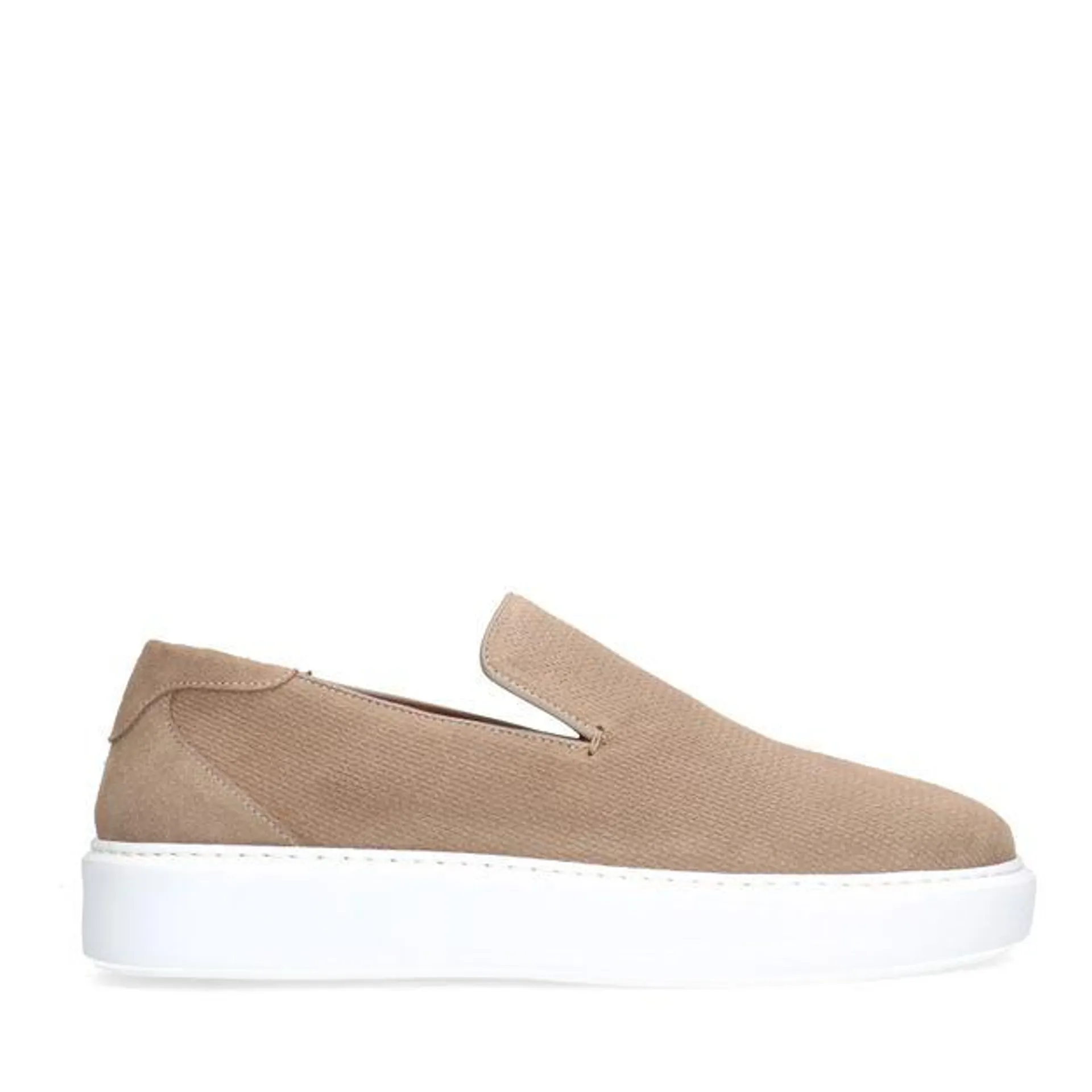 Beige suède loafers met witte zool