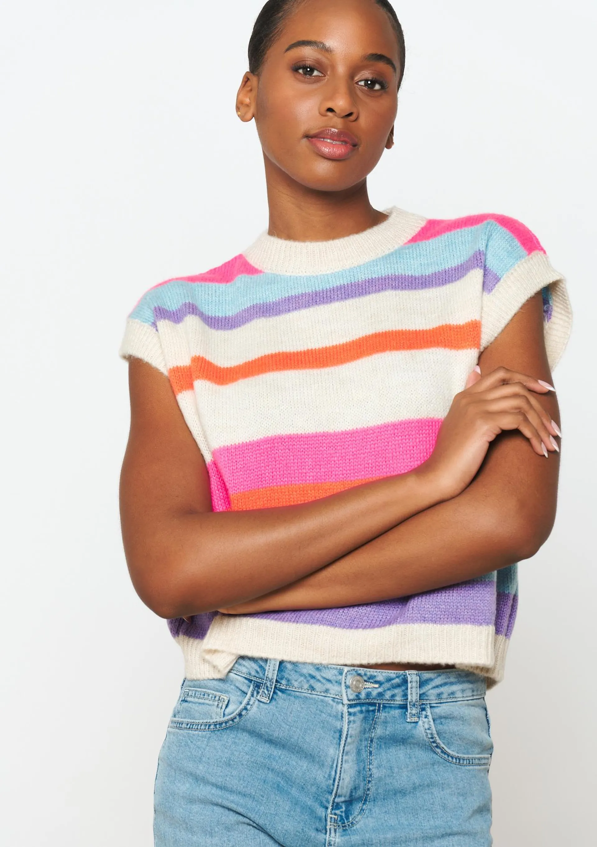 Sleeveless pullover with stripes